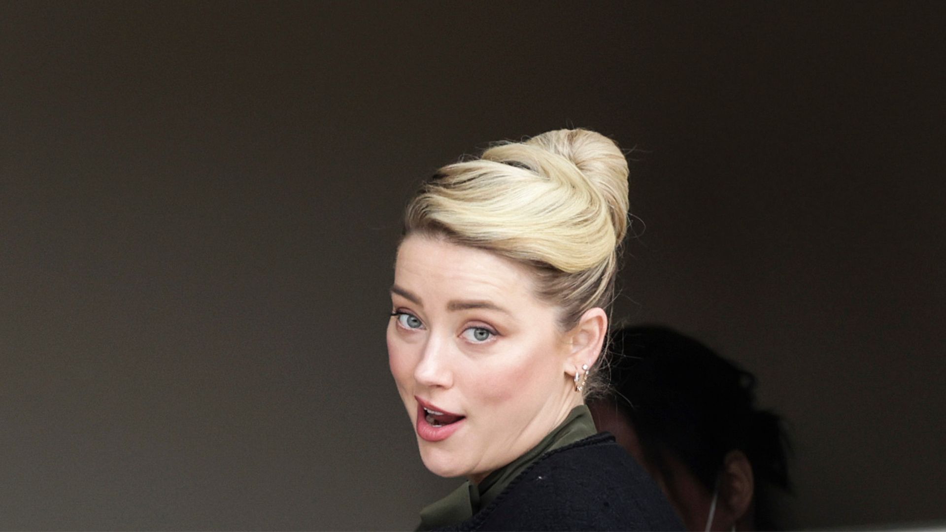 Azarada? Amber Heard teria sido ignorada por amigas famosas, vem entender!