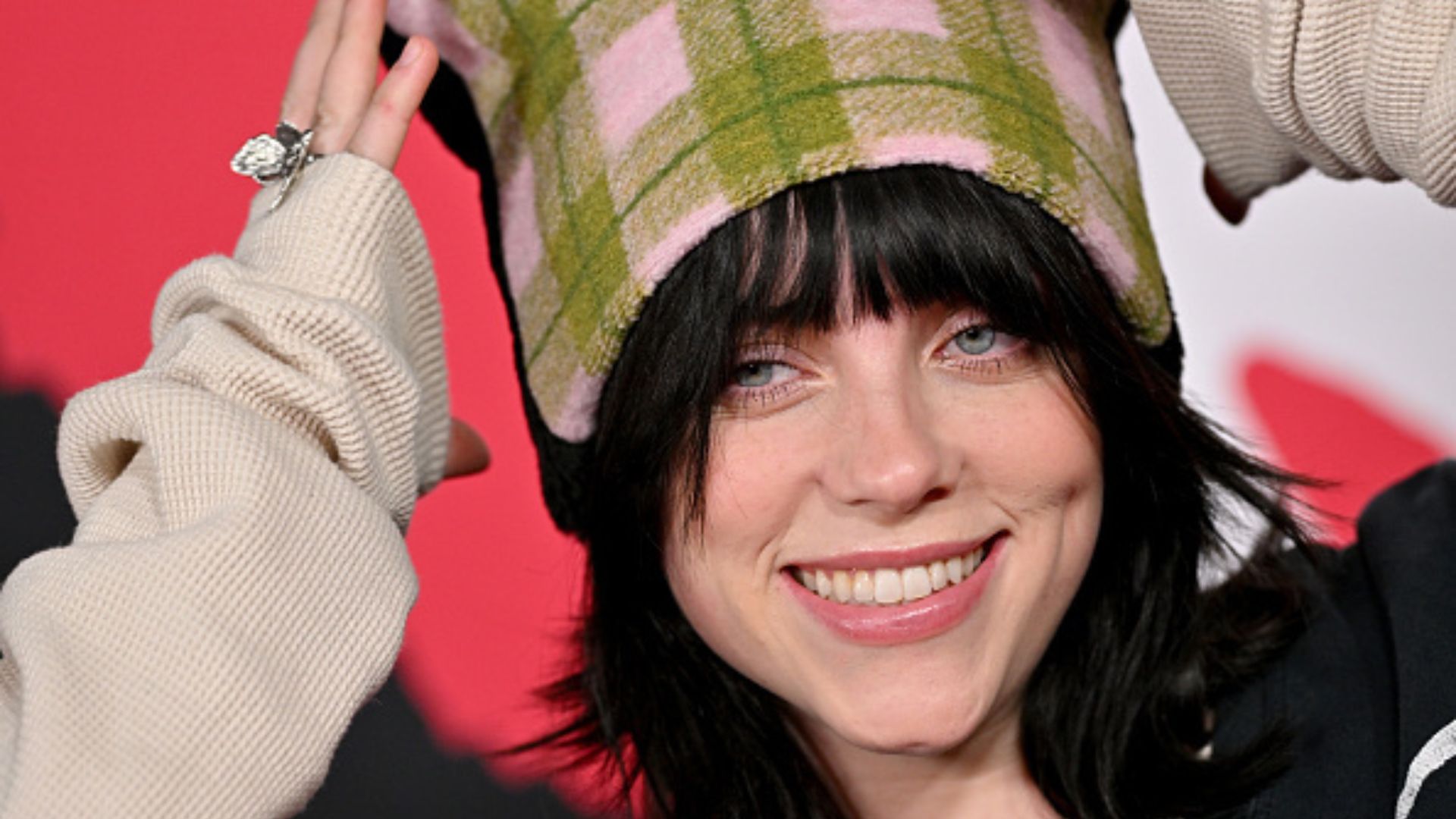Billie Eilish pede ordem de restrição contra fã e suposto invasor da casa dos pais da cantora
