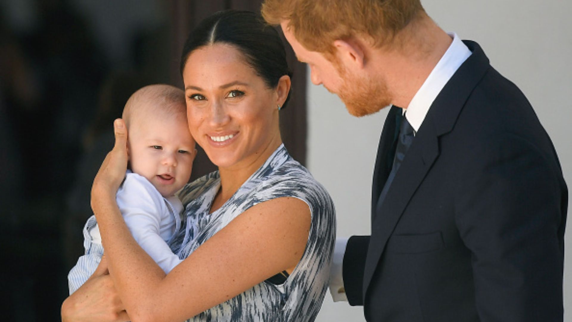 Biógrafo revela qual membro da família real questionou o tom de pele do filho de Meghan e Harry