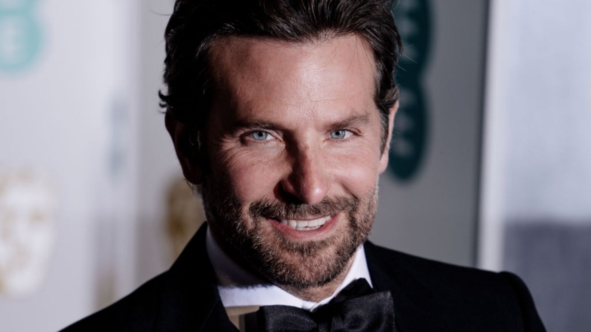 Bradley Cooper está irreconhecível como intérprete de Leonard Bernstein