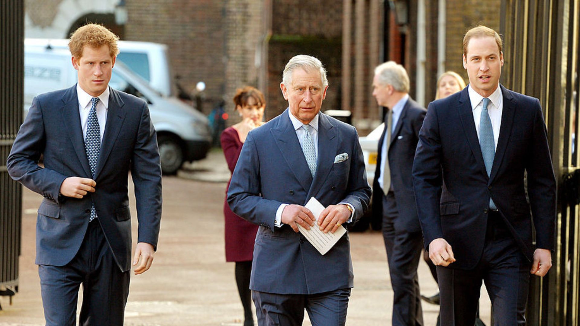 Brigados? Príncipe Harry revela atual relação com Rei Charles e o irmão William