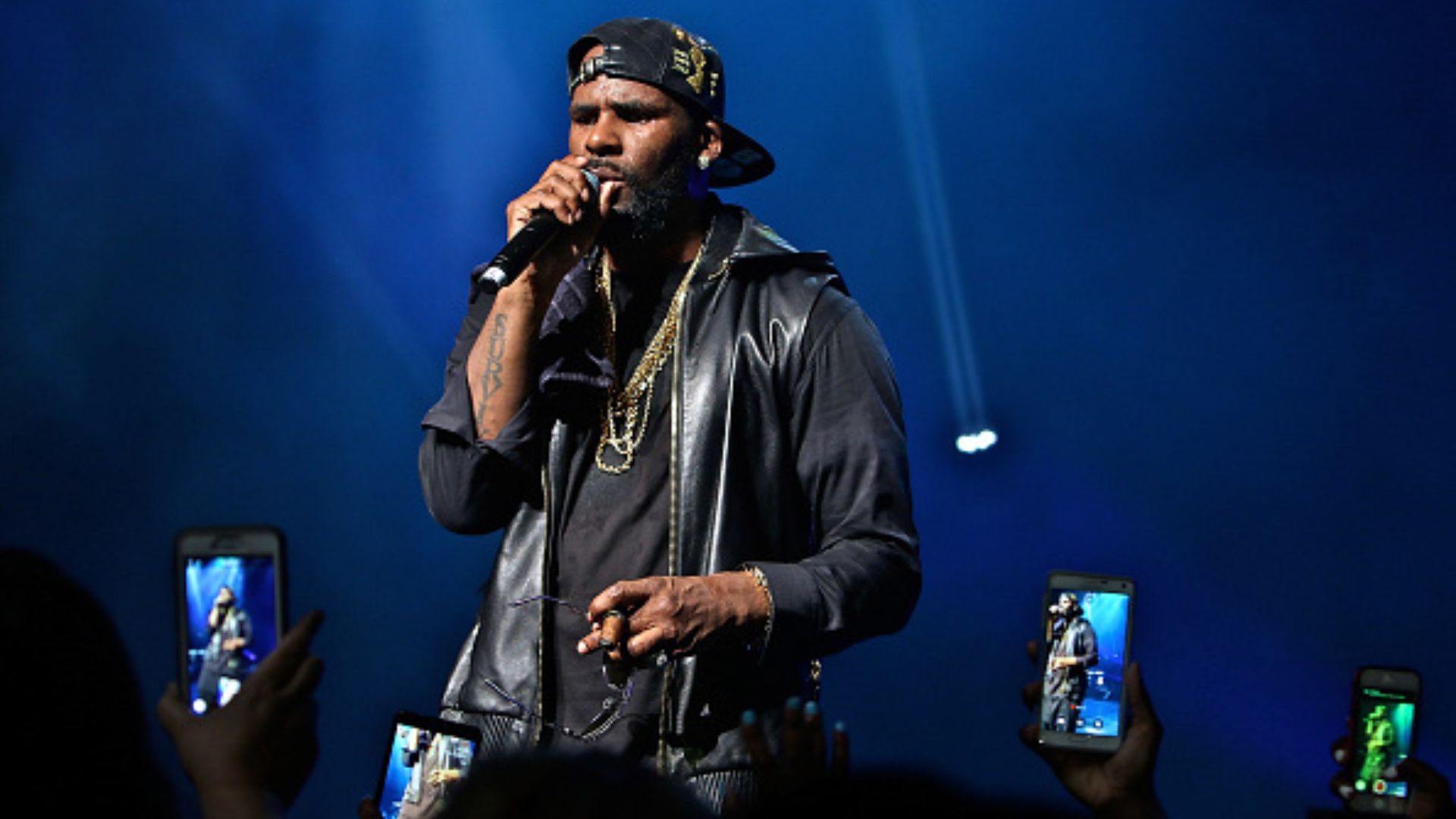 Cantor R. Kelly é condenado a 20 anos de prisão por pornografia infantil
