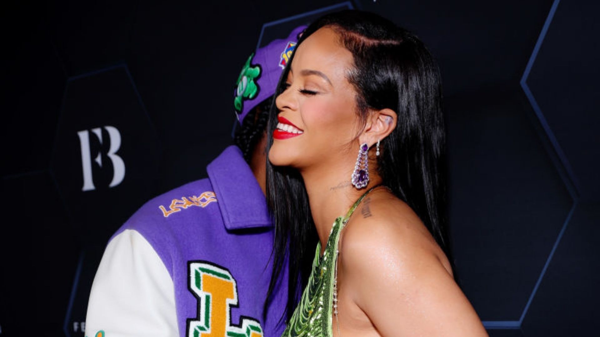 Cara da mãe ou do pai? Com quem o bebê de Rihanna se parece mais