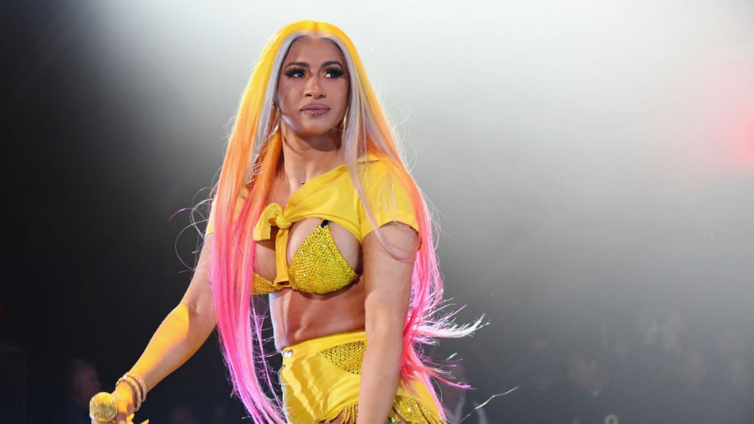 Cardi B confessa pensamentos suicidas por causa de youtuber; entenda