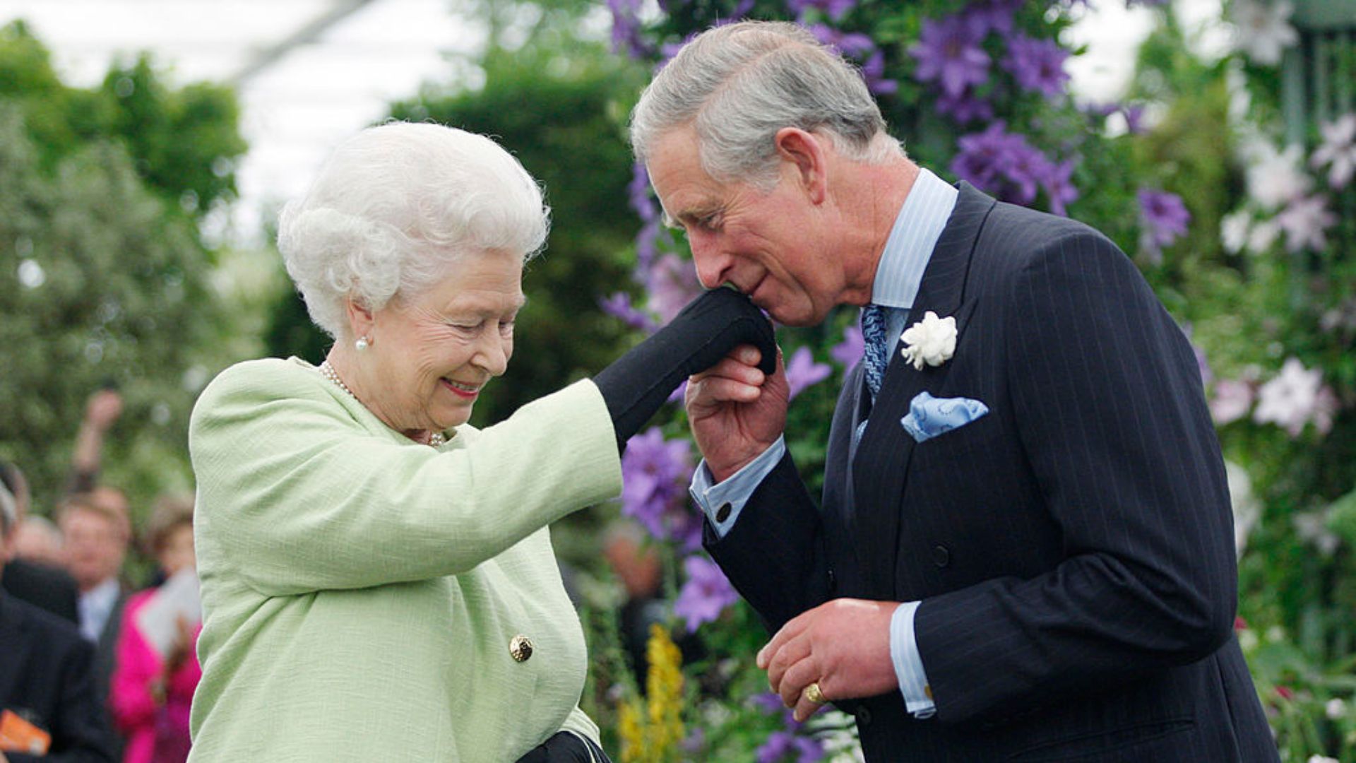 Charles dá declaração sobre morte da mãe, Elizabeth II