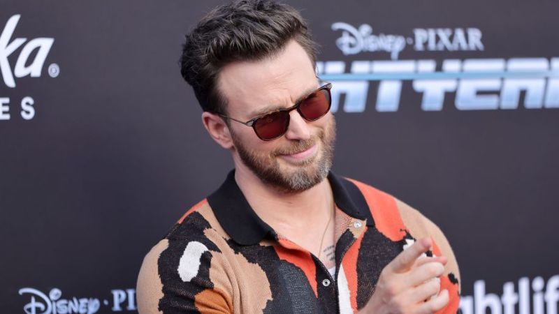 Chris Evans dá adeus a Iphone antigo da melhor forma possível