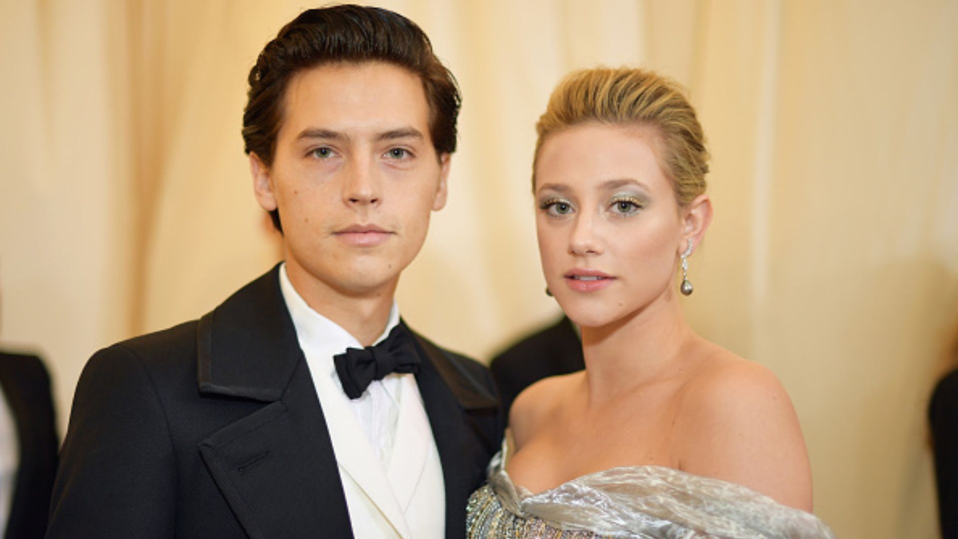 Cole Sprouse fala sobre fim do relacionamento com Lili Reinhart: “Muitos danos”
