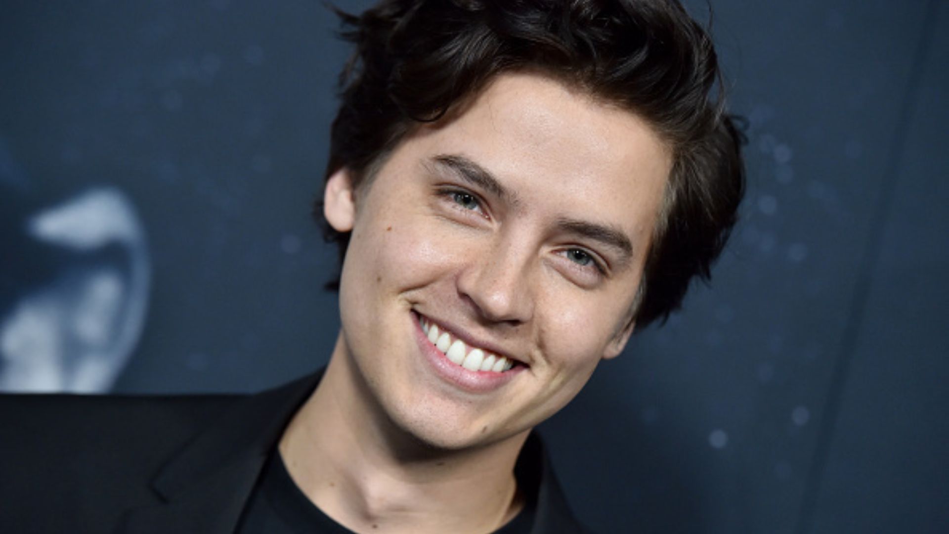 Cole Sprouse fala sobre sua primeira vez: “Eu tinha 14 anos”
