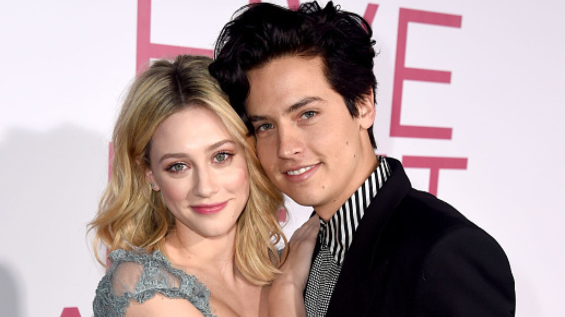 Cole Sprouse recebeu ameaças de morte após fim de namoro com Lili Reinhart: “Coisas repulsivas”