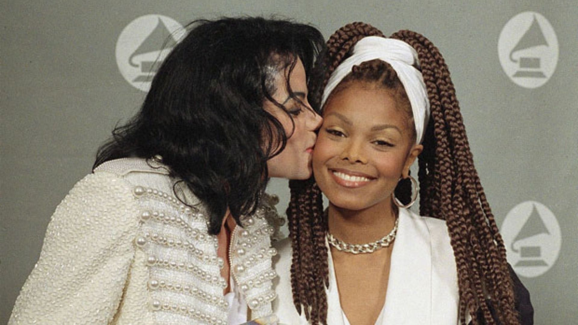 Momento especial de Michael Jackson com Janet Jackson durante entrega de um prêmio