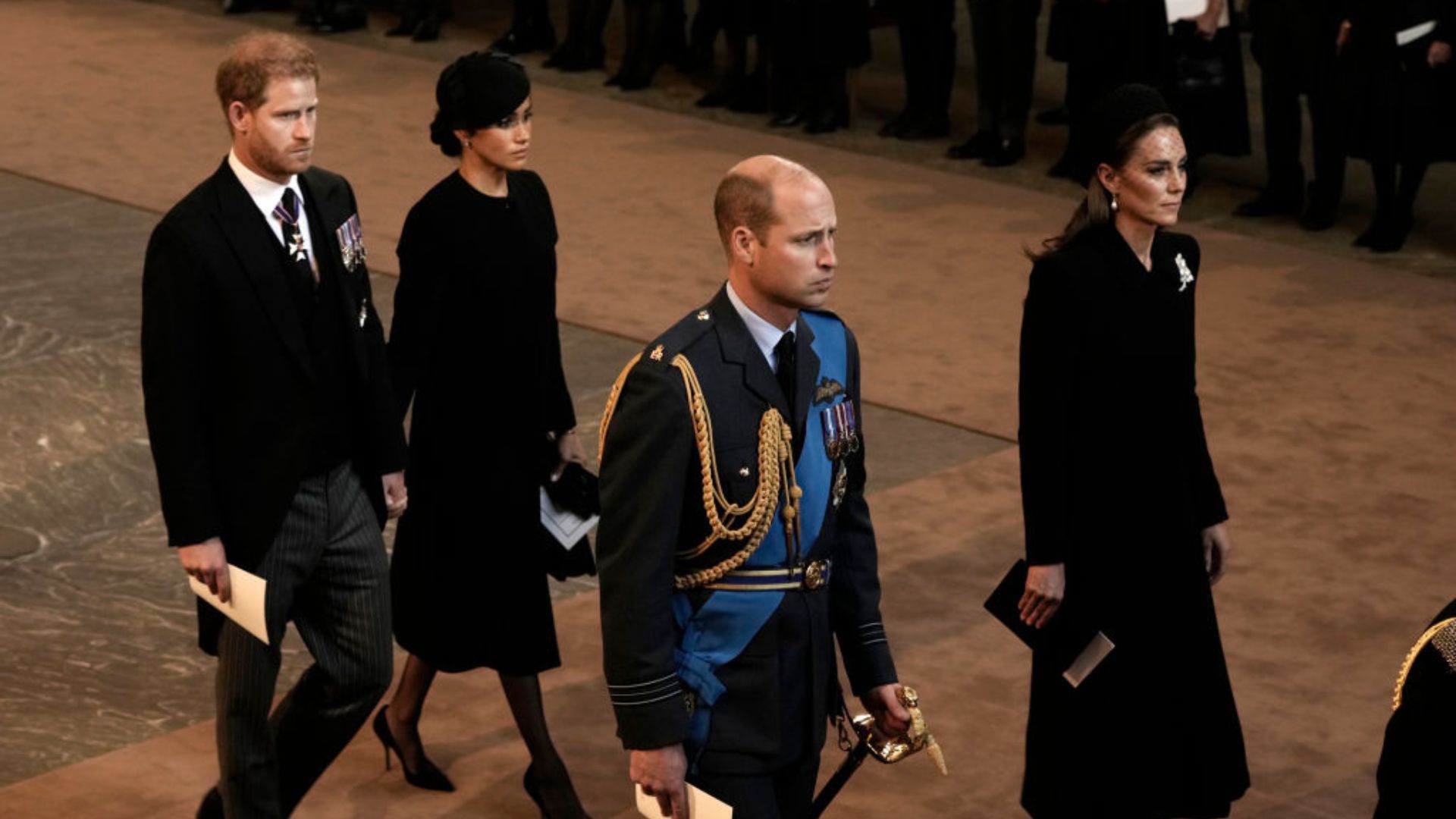 Como o príncipe William e o príncipe Harry homenagearam a avó, Elizabeth II