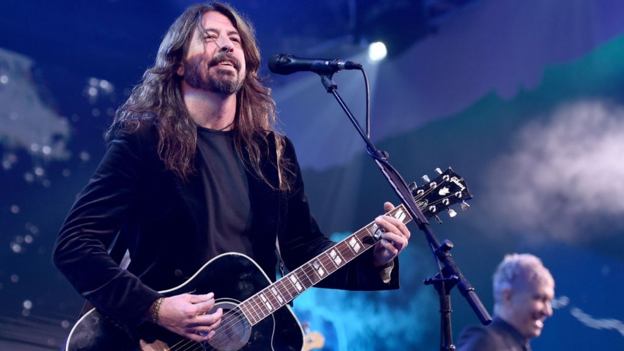 Dave Grohl aponta música “exatamente igual” a “Smells Like Teen Spirit”