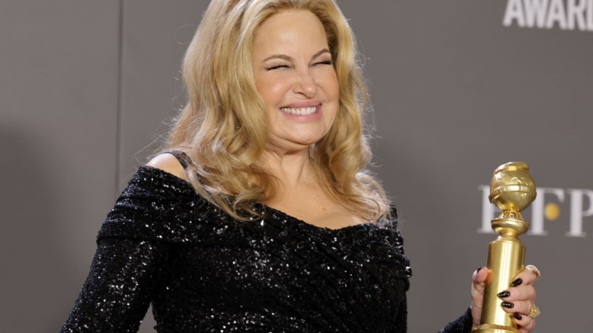 Dona da noite, Jennifer Coolidge protagoniza momento hilário no palco do Globo de Ouro