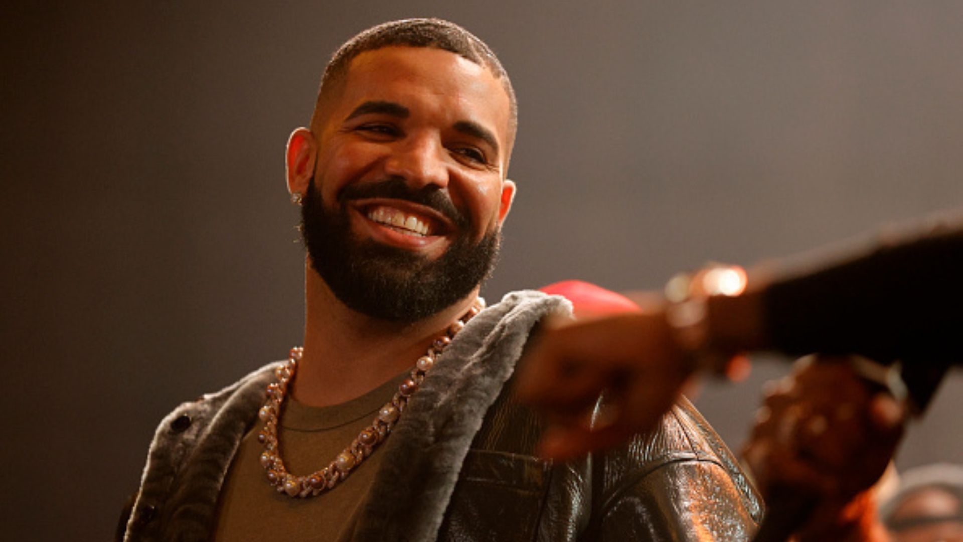 Drake surpreende ao mostrar coleção com centenas de sutiãs de fãs