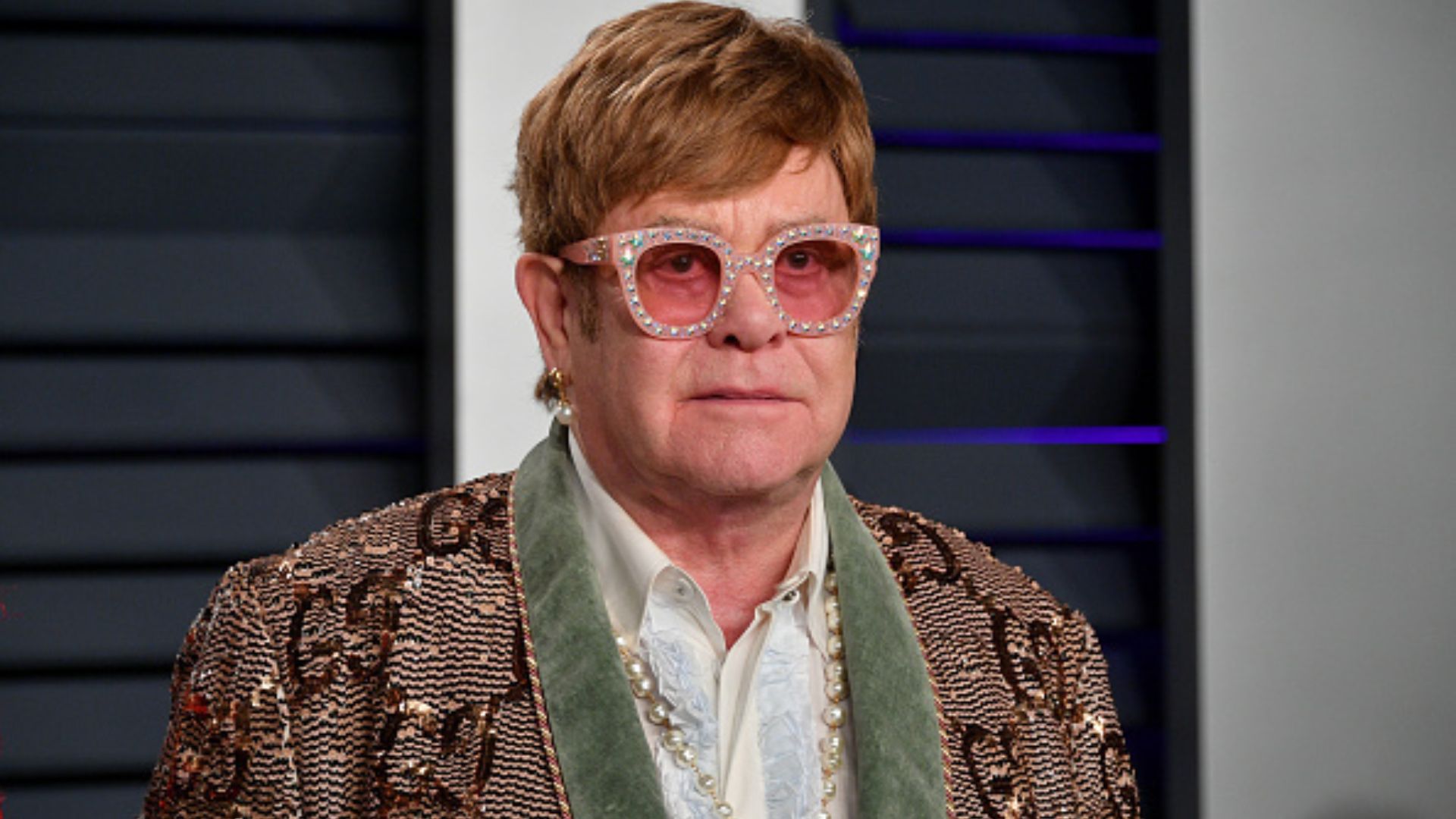 Elton John é levado ao hospital após acidente doméstico