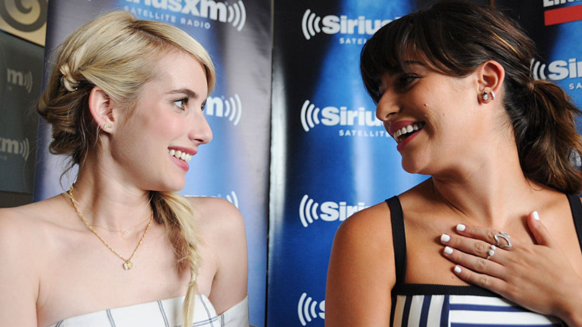 Emma Roberts faz piada sobre teoria de que Lea Michele não sabe ler