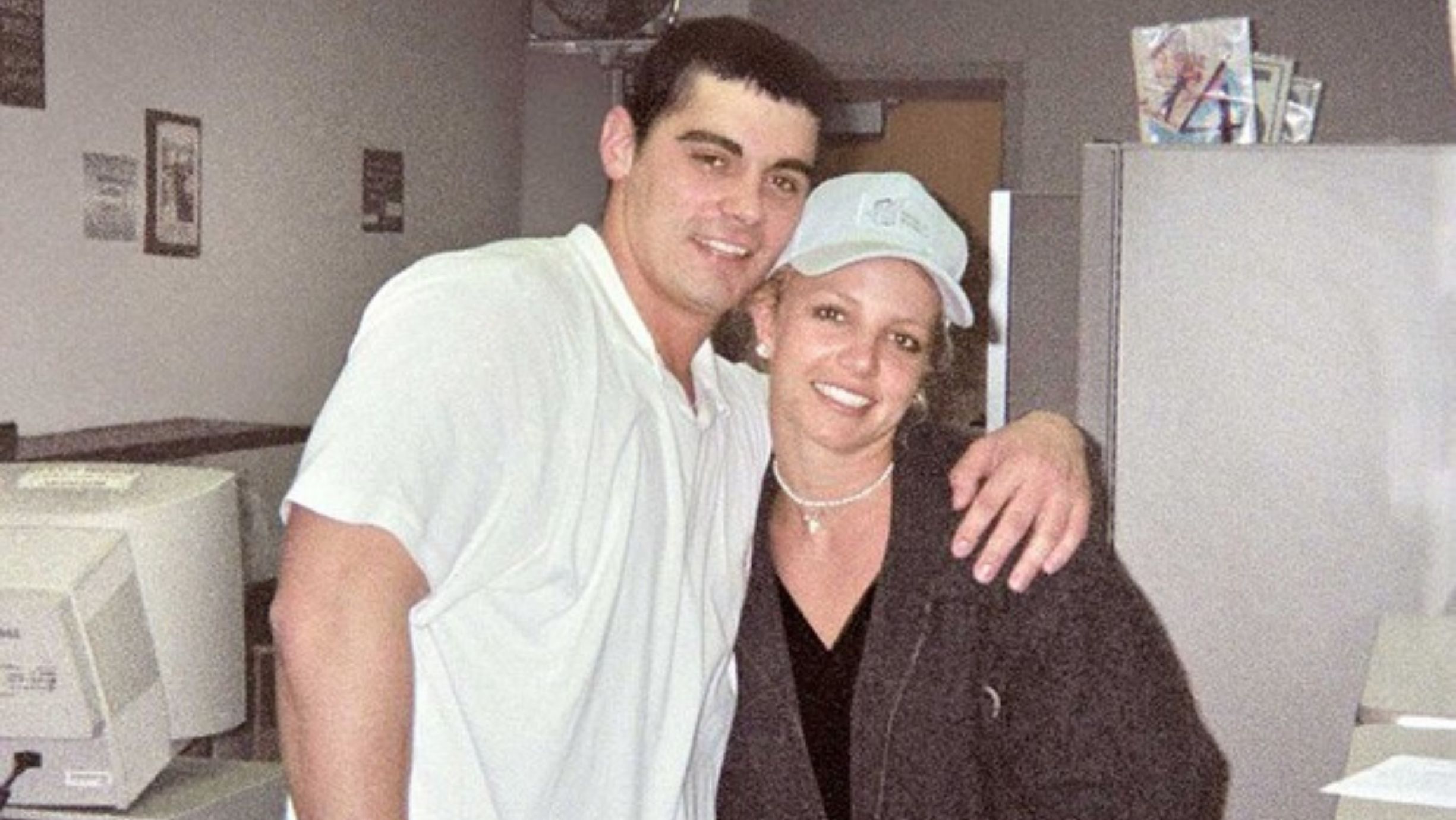 Ex de Britney Spears espiona casa da mãe da cantora e assusta família