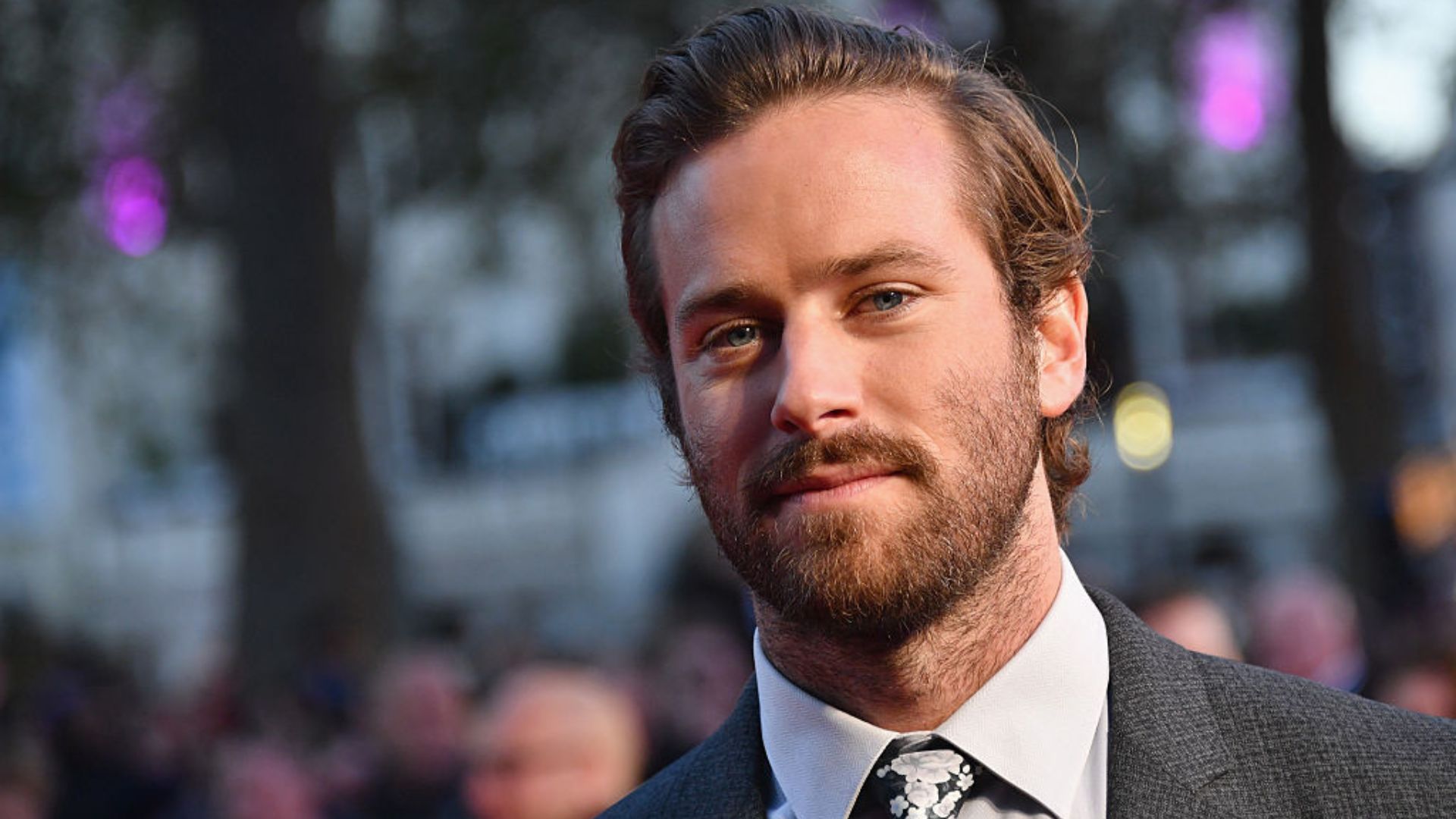 Ex de Armie Hammer se manifesta após trailer de documentário sobre ator