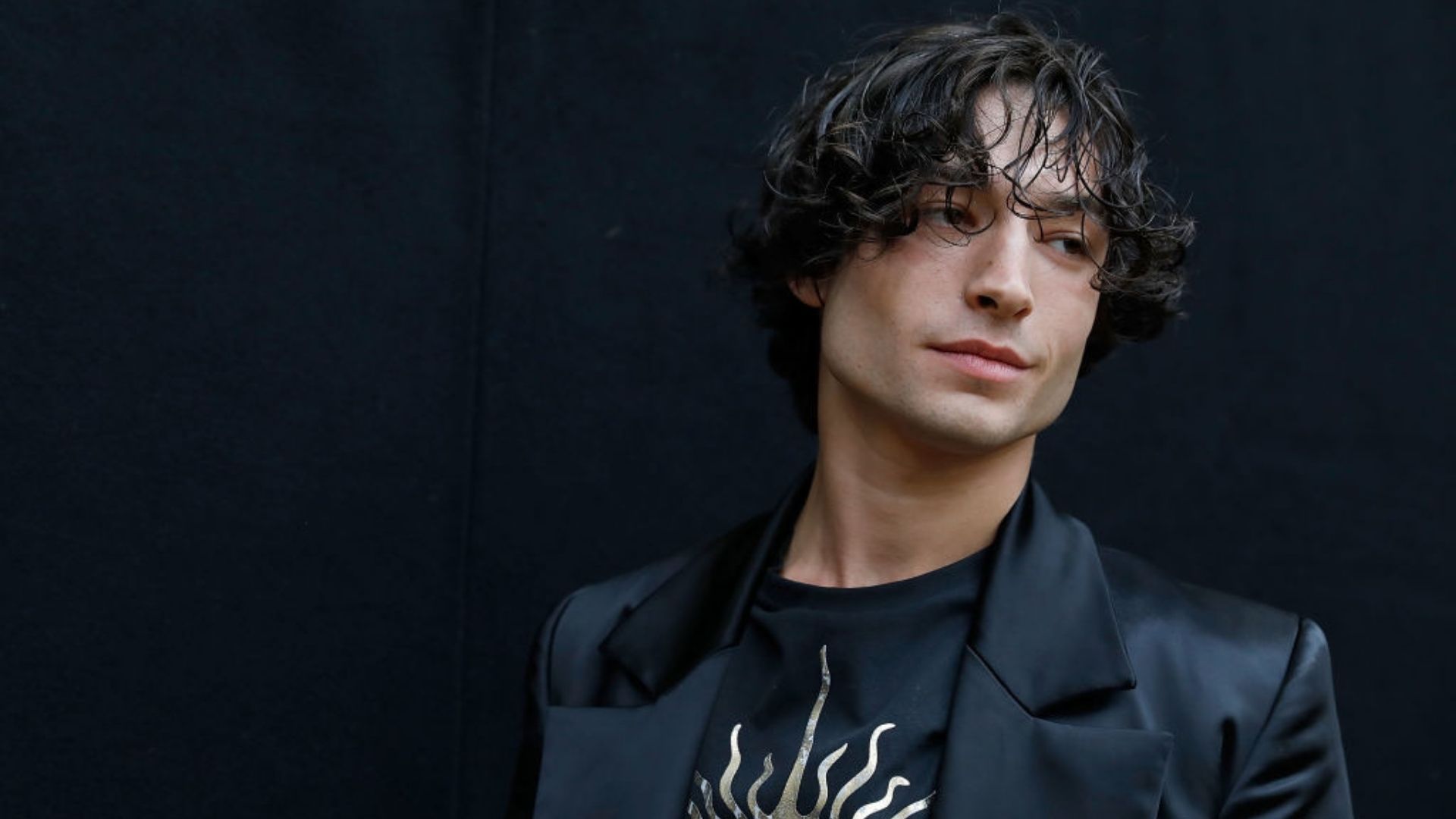 Ezra Miller sofre nova acusação, agora de rapper