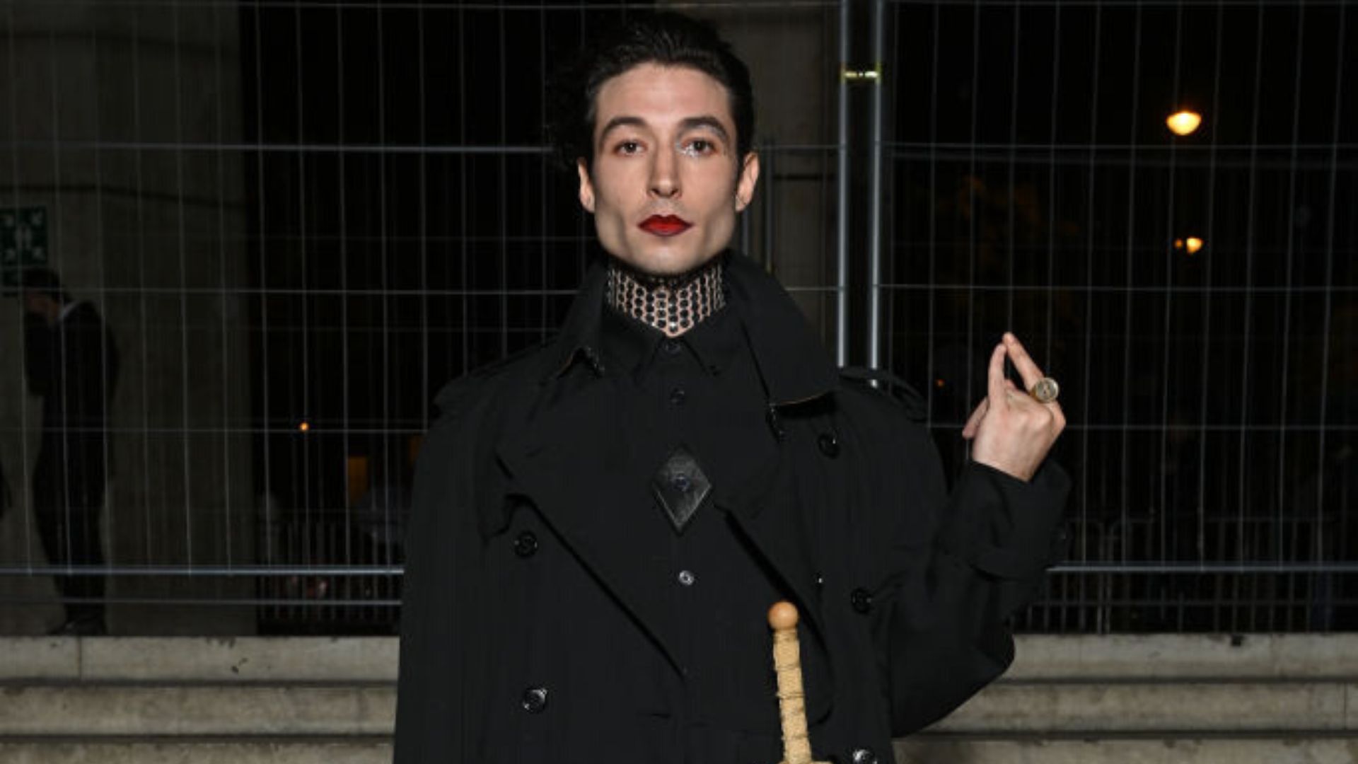 Ezra Miller sumido? Tribunal tem novos problemas com o ator