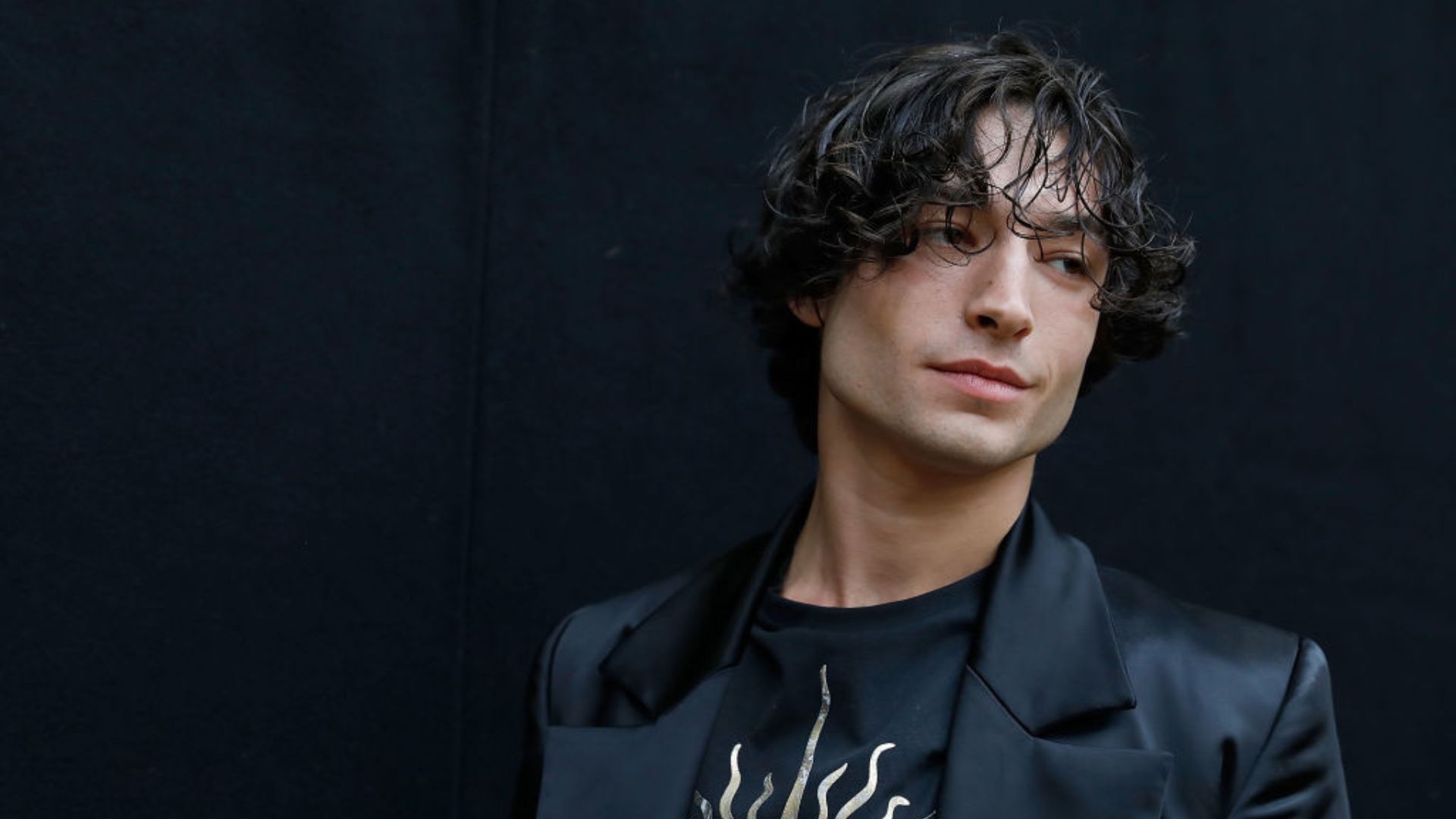 Ezra Miller tem complexo de Jesus Cristo e altar para si mesmo