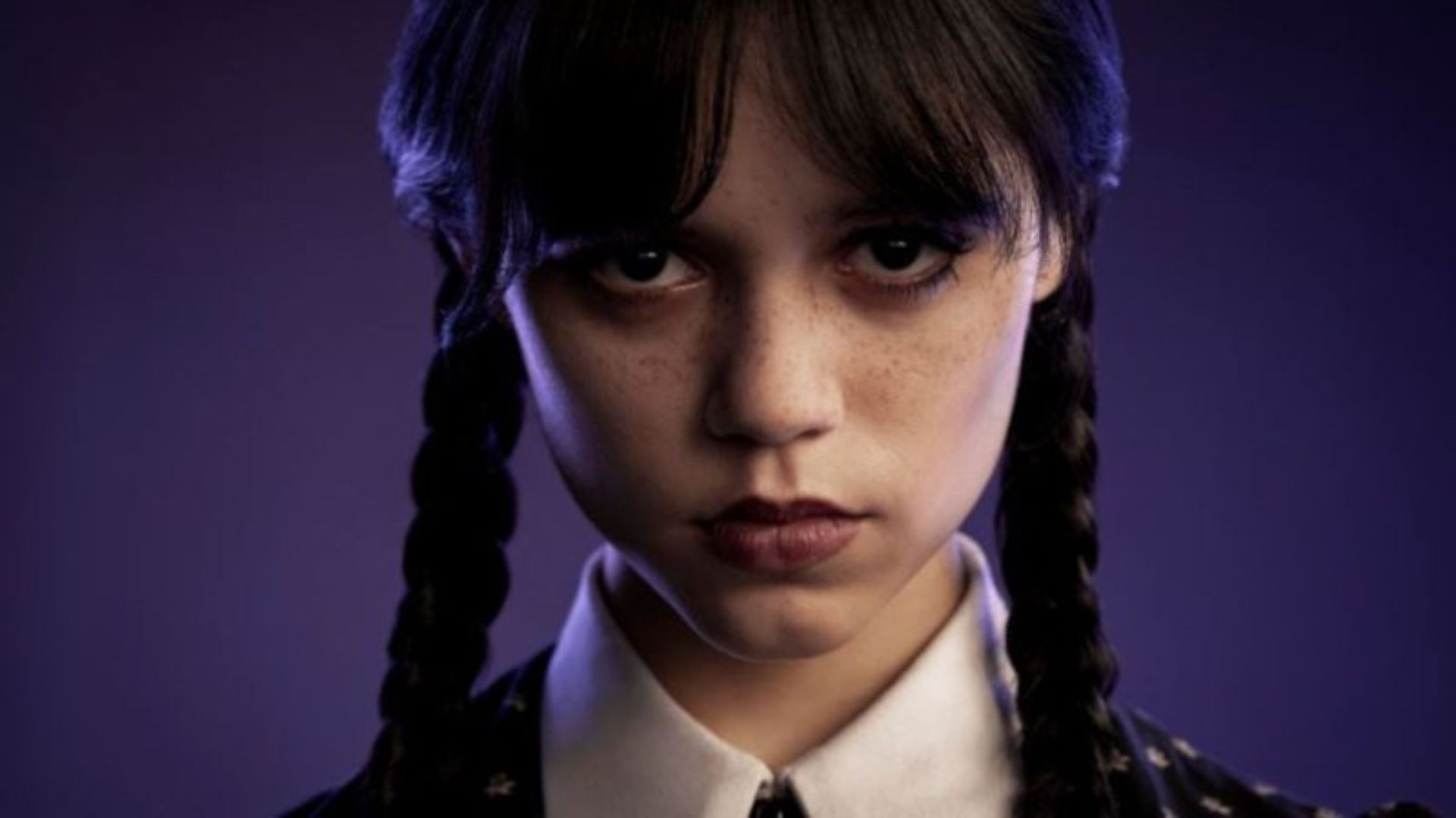 Fã faz tatuagem de Jenna Ortega como Wandinha e viraliza: “Parece o Samuel L. Jackson de trança”