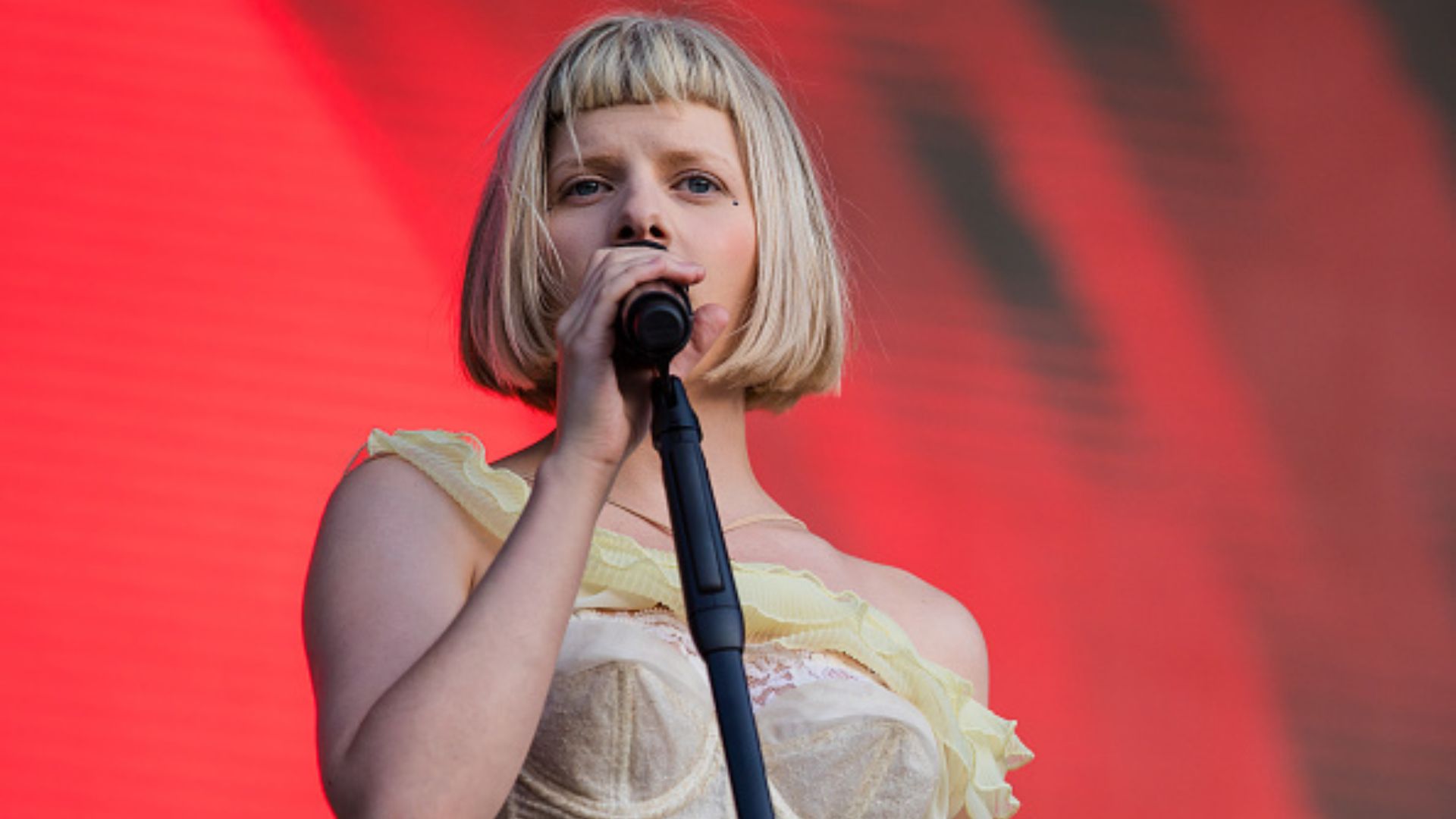 “The Gods We Can Touch”: Aurora anuncia seu primeiro livro