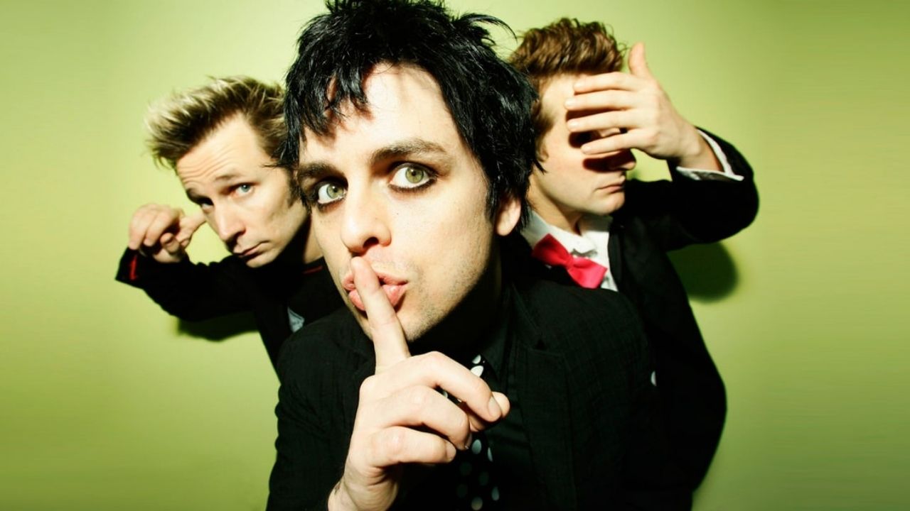 Membros do Green Day trolam banda Weezer e invadem show; assista