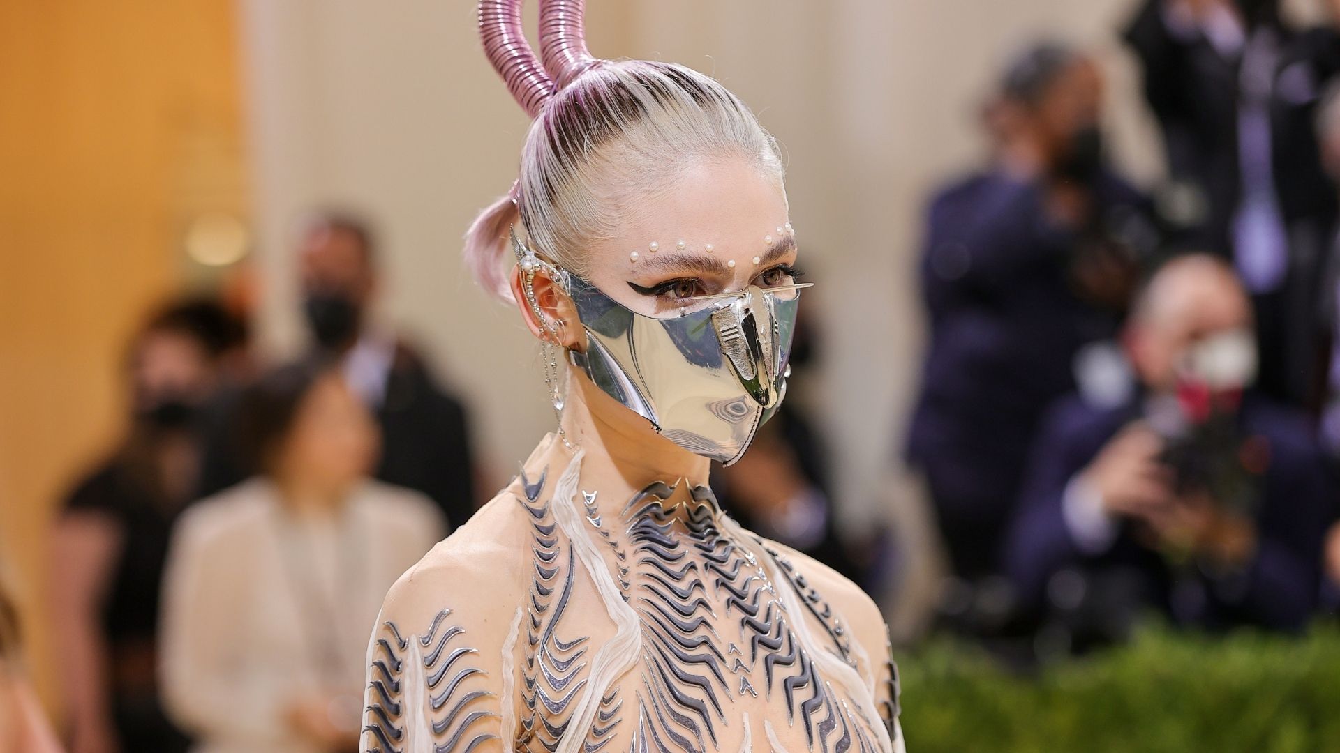 Grimes namorando ativista trans do WikiLeaks? Detalhes!