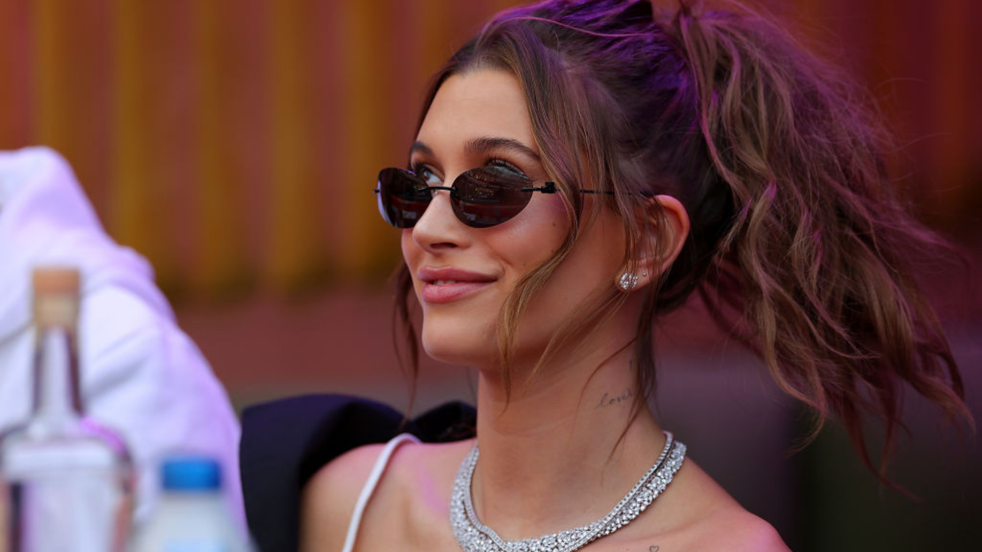 Hailey Bieber aparece pela primeira vez após séria internação