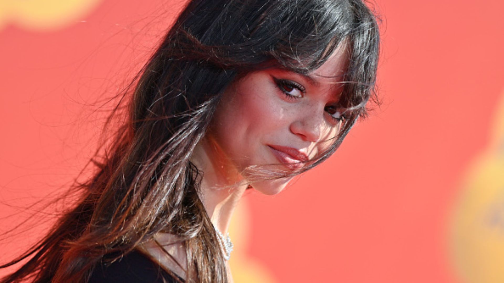 Jenna Ortega revela motivo de evitar relacionamentos: “Me estressa”