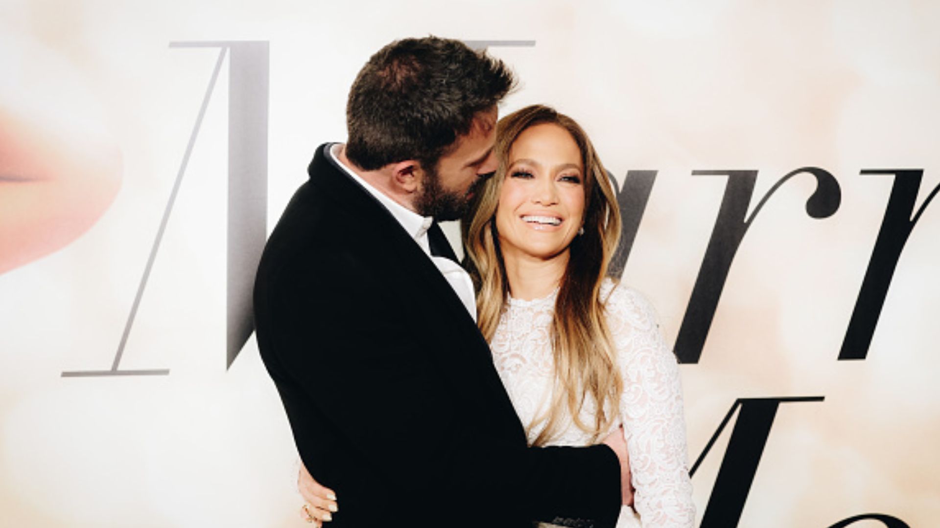 Jennifer Lopez e Ben Affleck fazem tatuagem combinando
