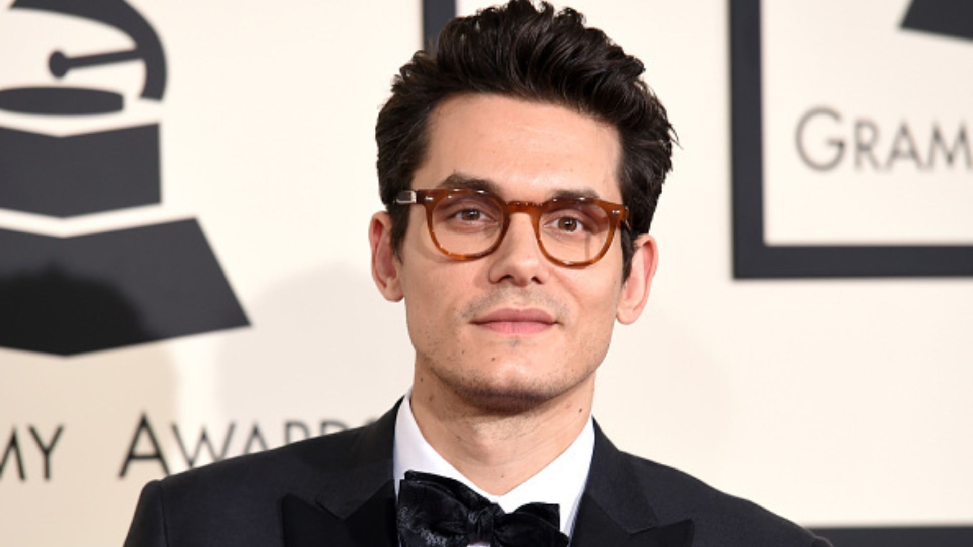 John Mayer revela o motivo de não namorar mais: “Não tenho a coragem líquida”