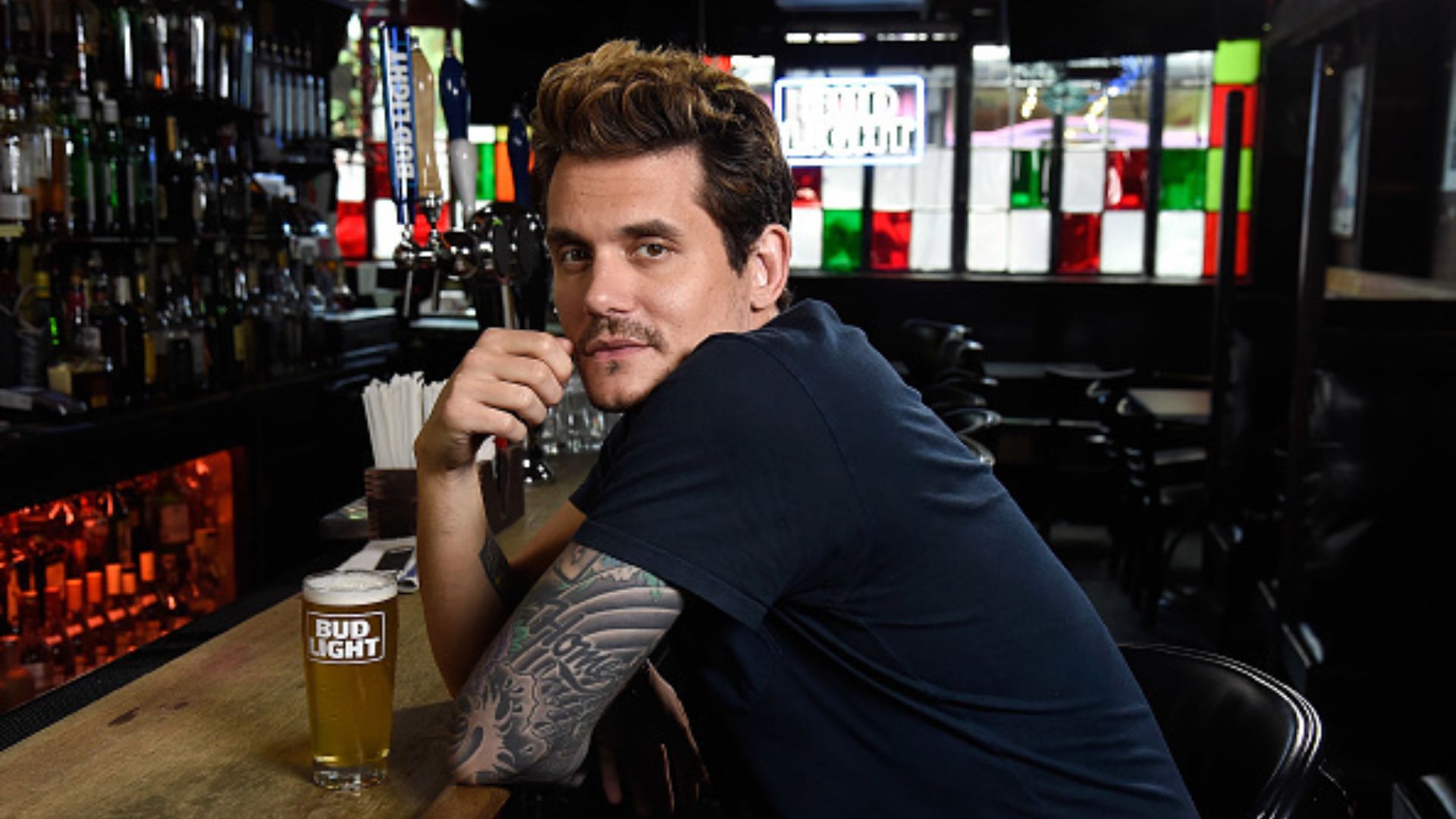 John Mayer revela que costuma tocar violão nu após o sexo: “É muito memorável”