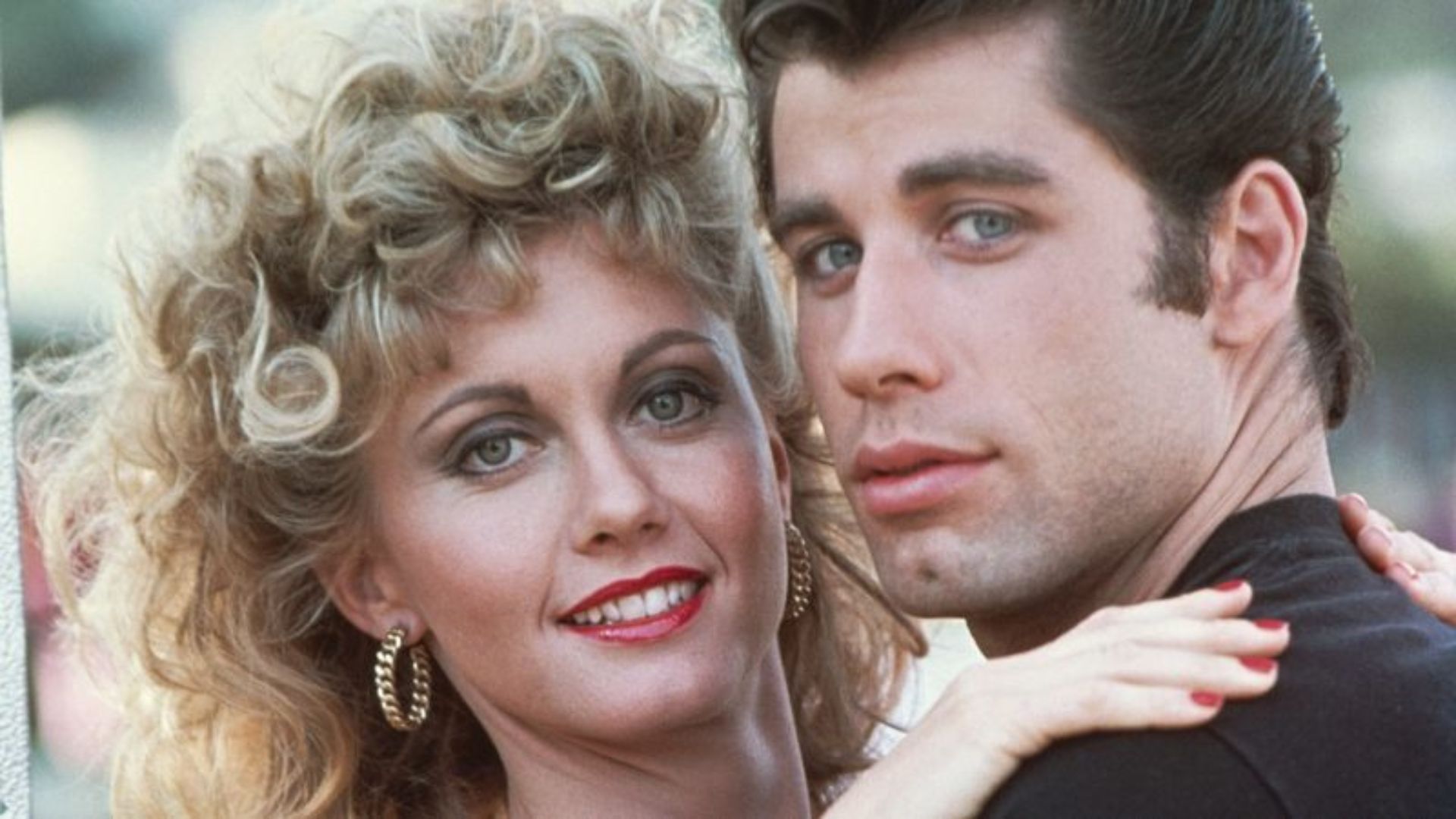 John Travolta presta homenagem emocionante à Olivia Newton-John