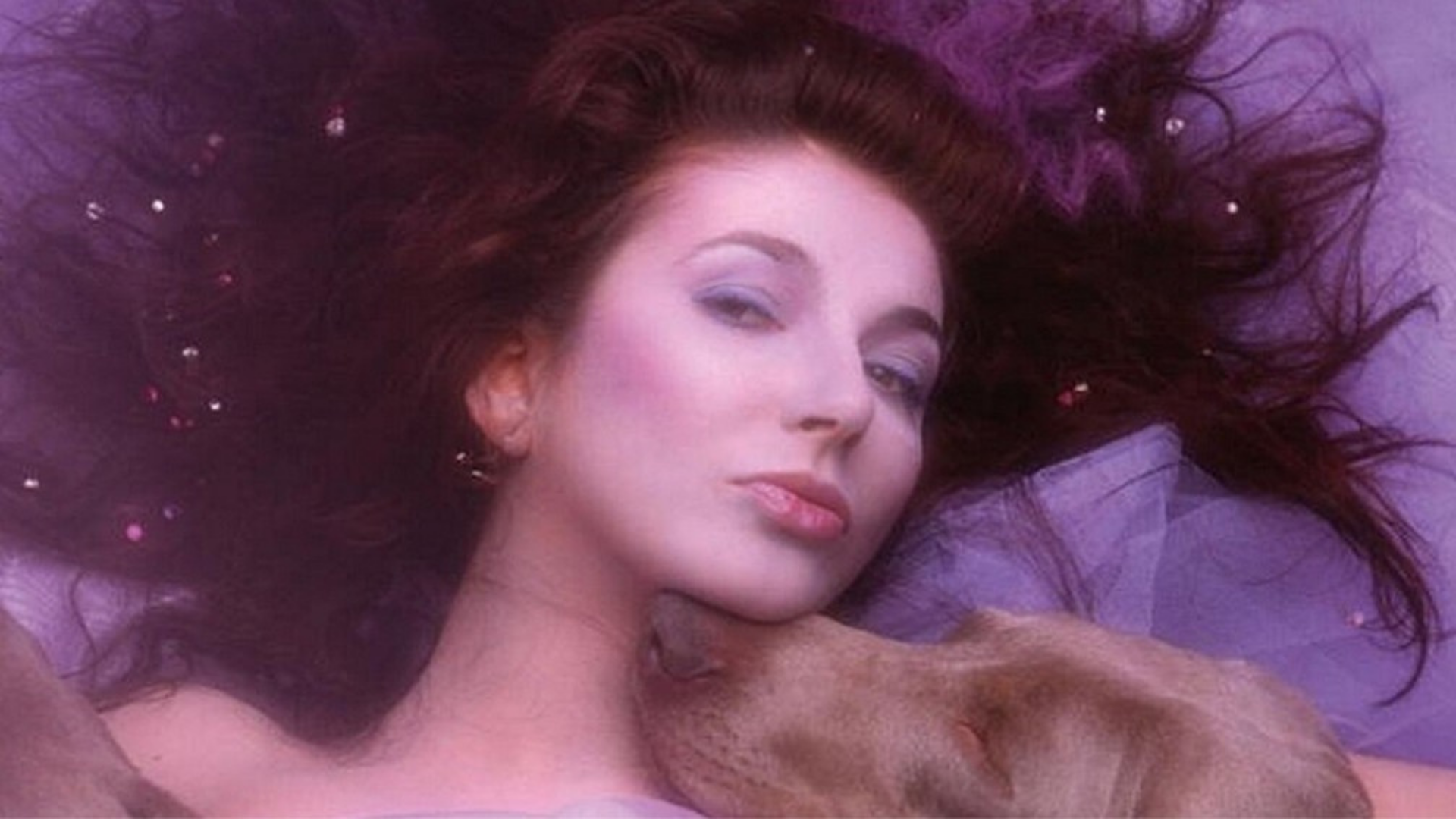 Kate Bush de volta ao topo 30 anos depois; entenda