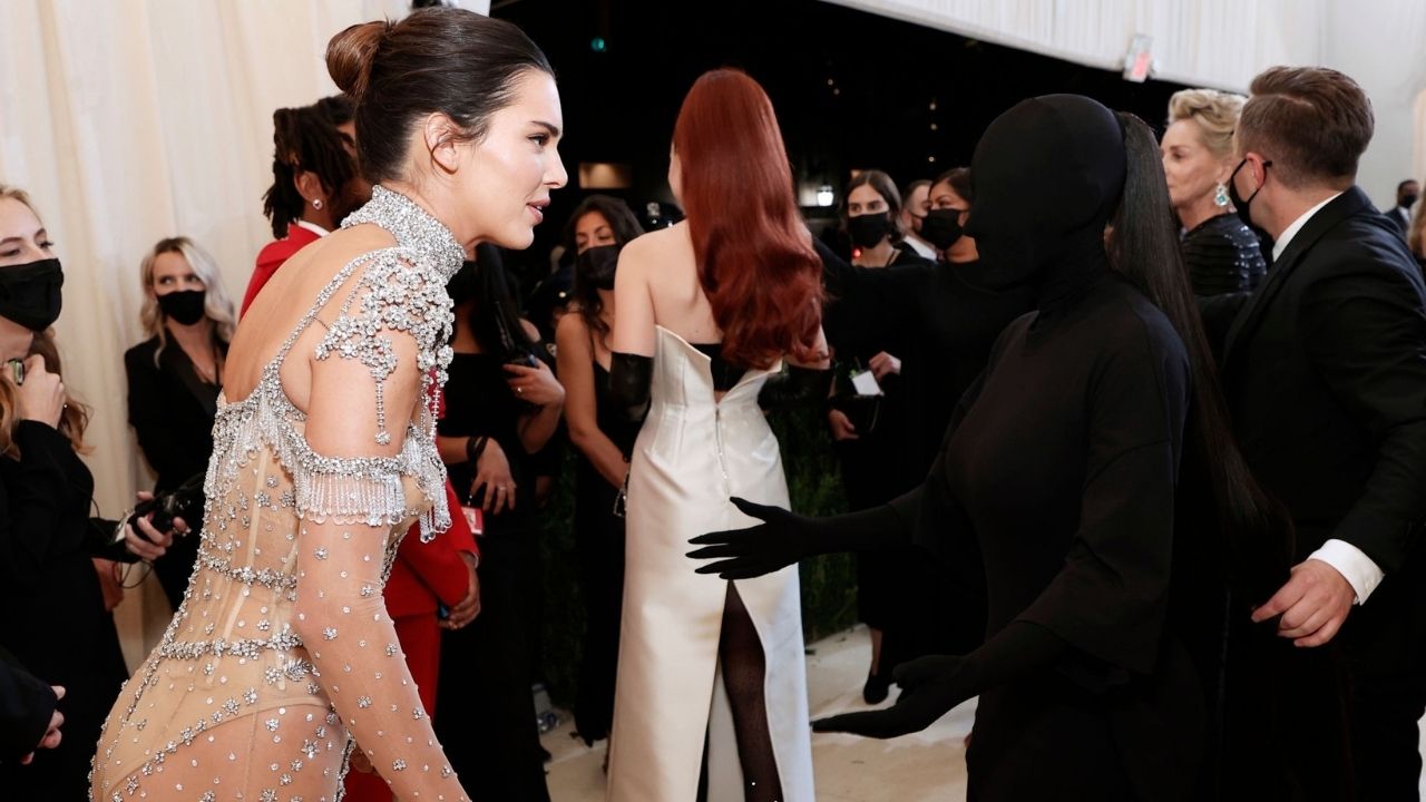 Enxergava? Kim Kardashian responde memes sobre seu look do MET Gala