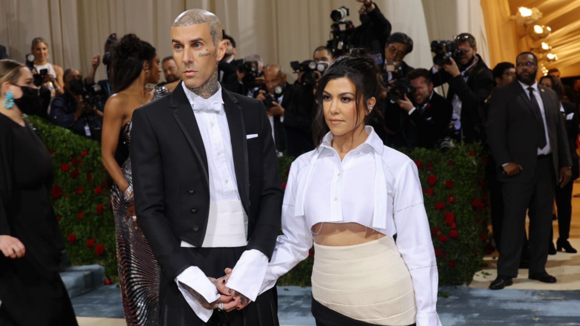 Kourtney Kardashian acusa paparazzi de manipular internação de Travis Barker