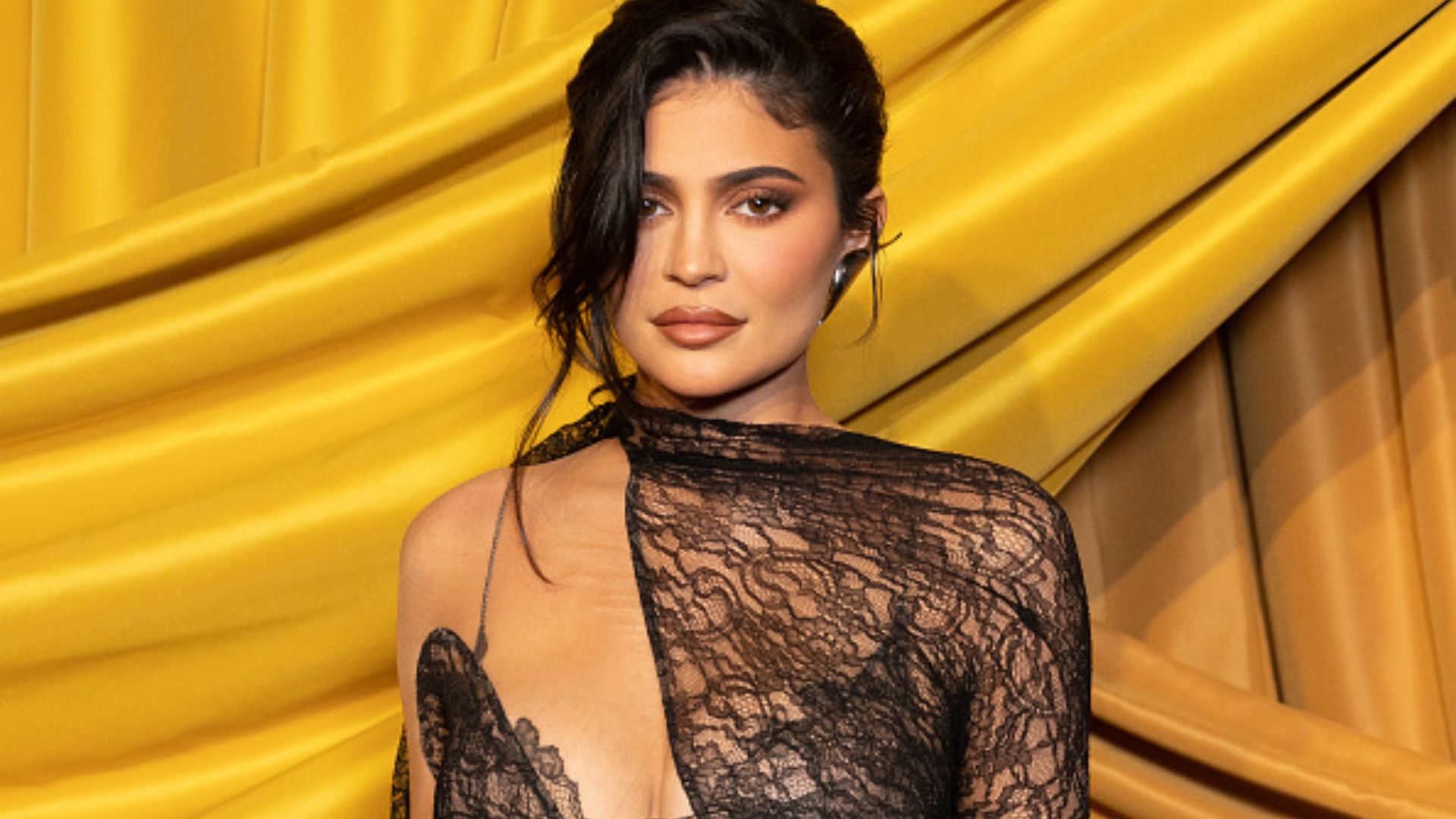 Kylie Jenner se manifesta após ser acusada de encobrir polêmica da Balenciaga; entenda