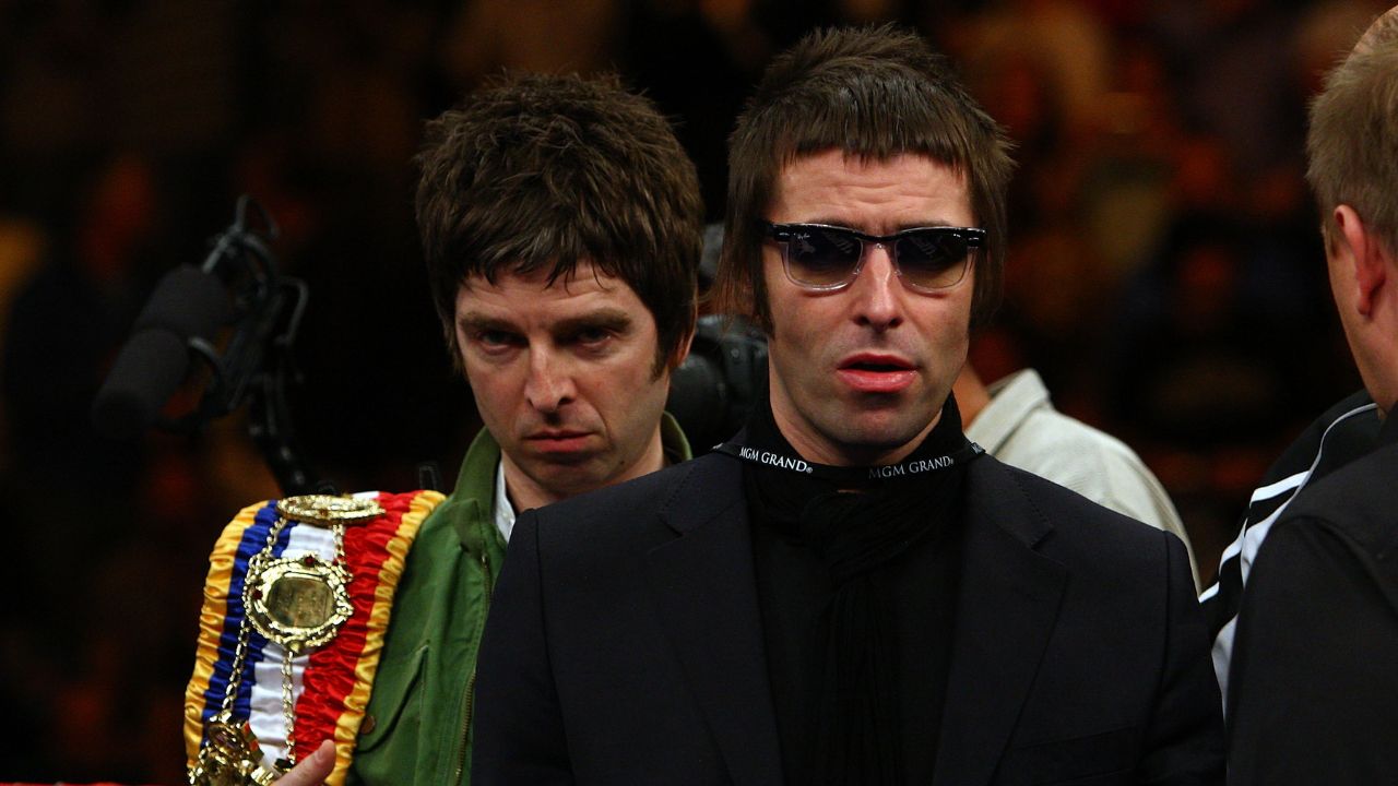 Liam Gallagher revela o que mais sente falta em se apresentar ao lado do irmão