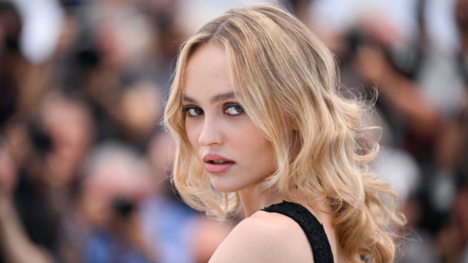 Lily-Rose Depp defende cenas de sexo em The Idol: “Não vamos fugir disso”