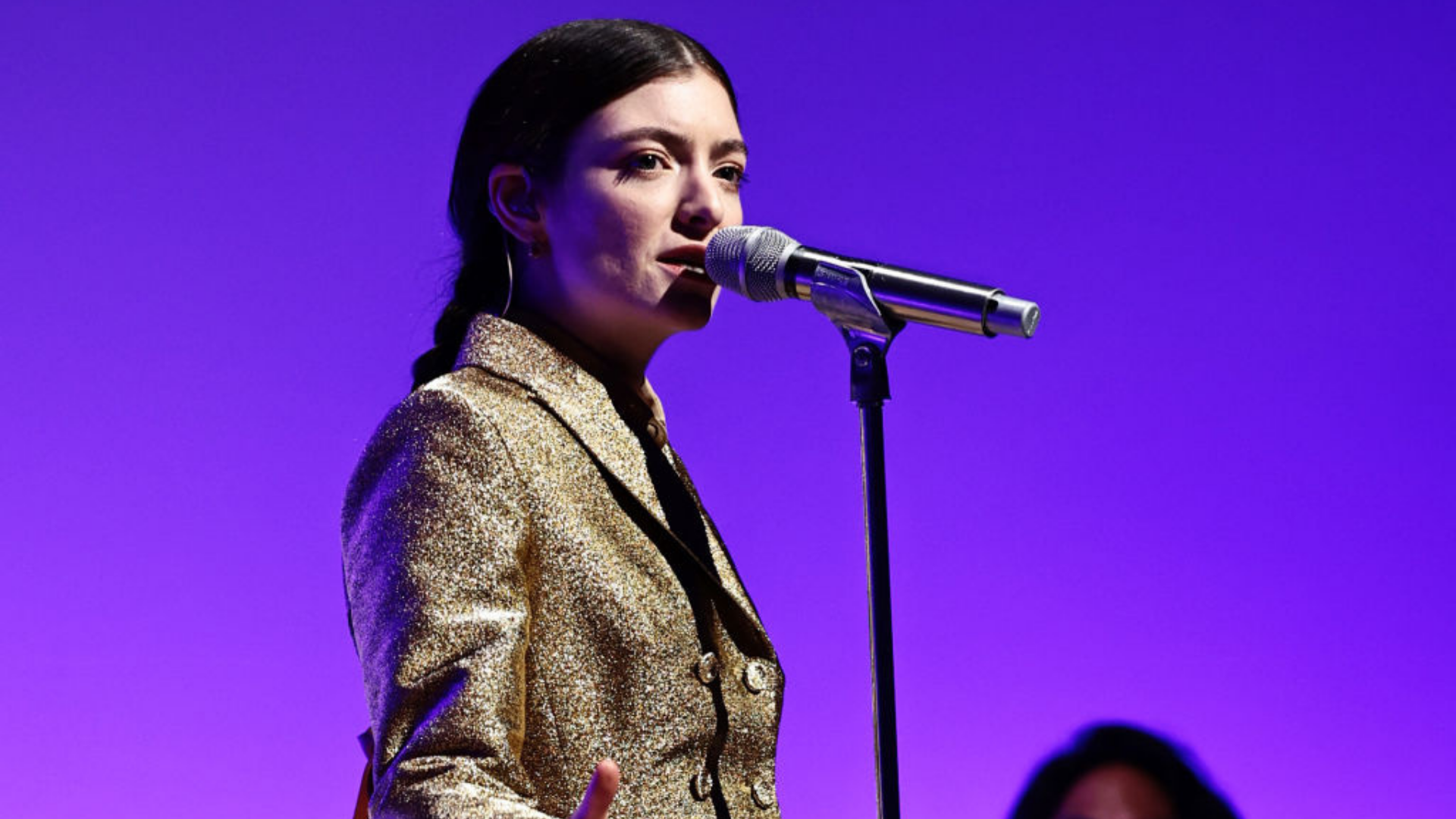 Lorde não deixando fãs cantarem no show rende os melhores memes; confira