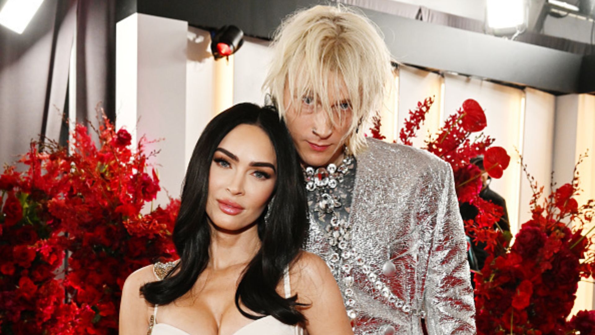 Machine Gun Kelly é flagrado com mulher em bar de hotel em meio à rumores de crise no noivado com Megan Fox