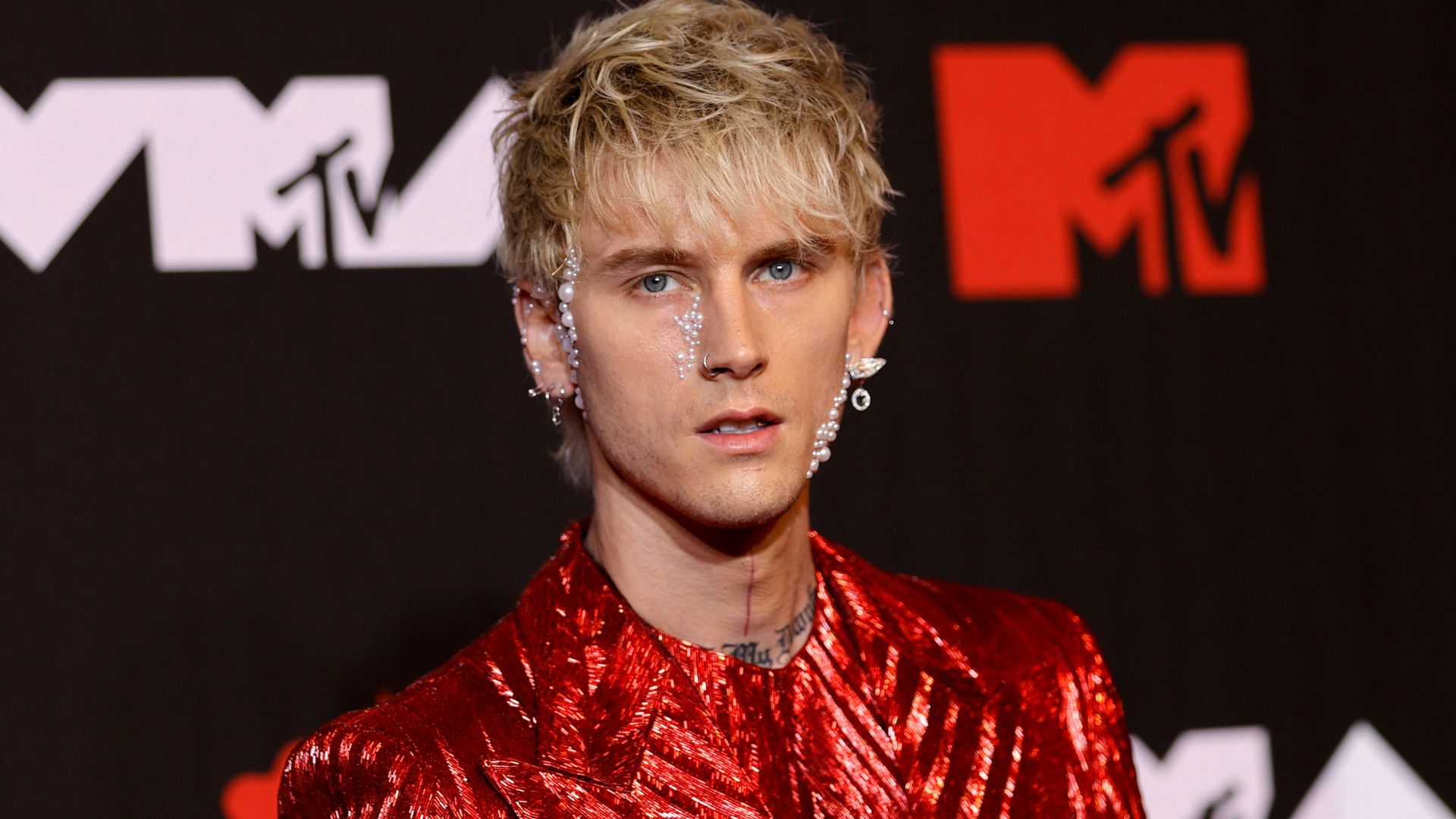 Machine Gun Kelly quase tirou a própria vida em ligação com Megan Fox