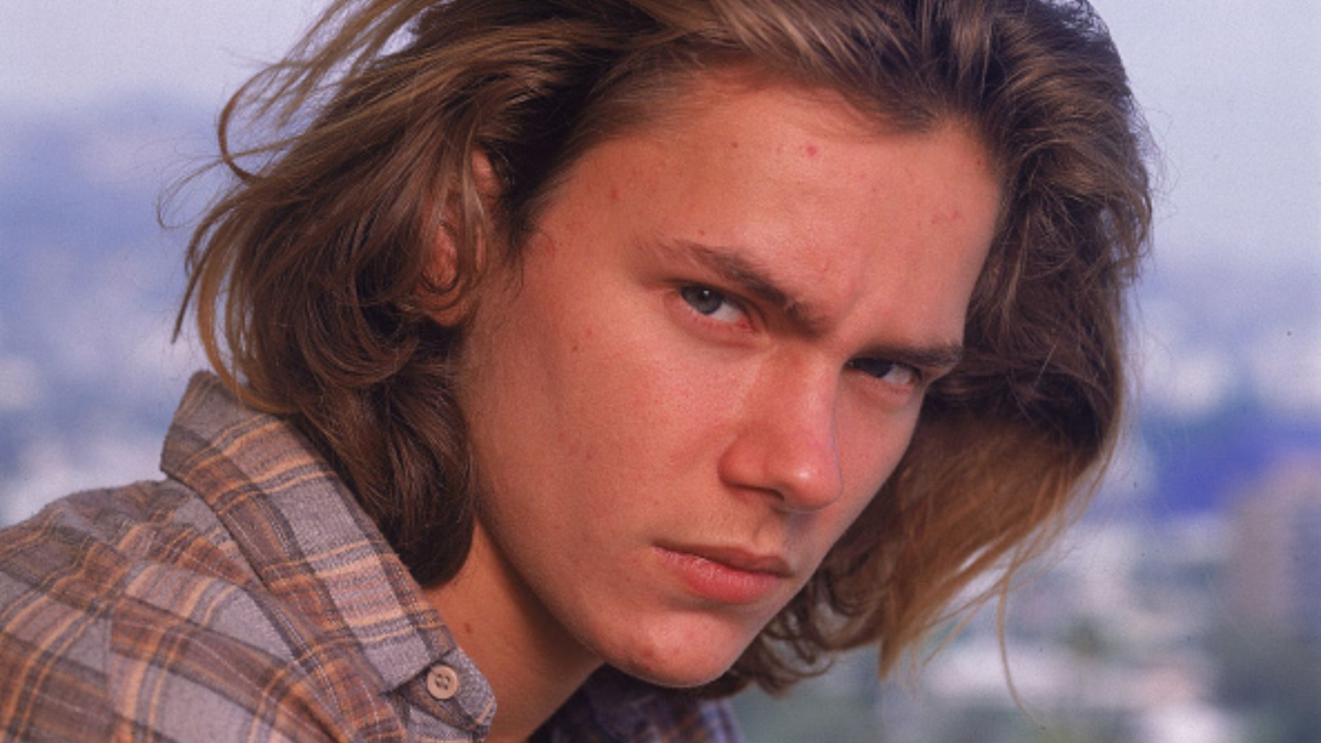 Mãe de River Phoenix presta homenagem emocionante ao ator: “Está vivo em mim”