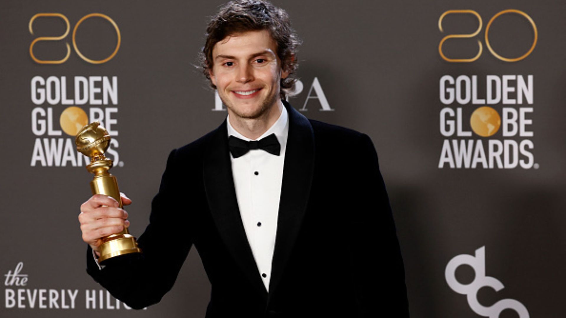 Mãe de vítima de Jeffrey Dahmer critica Evan Peters por vitória no Globo de Ouro