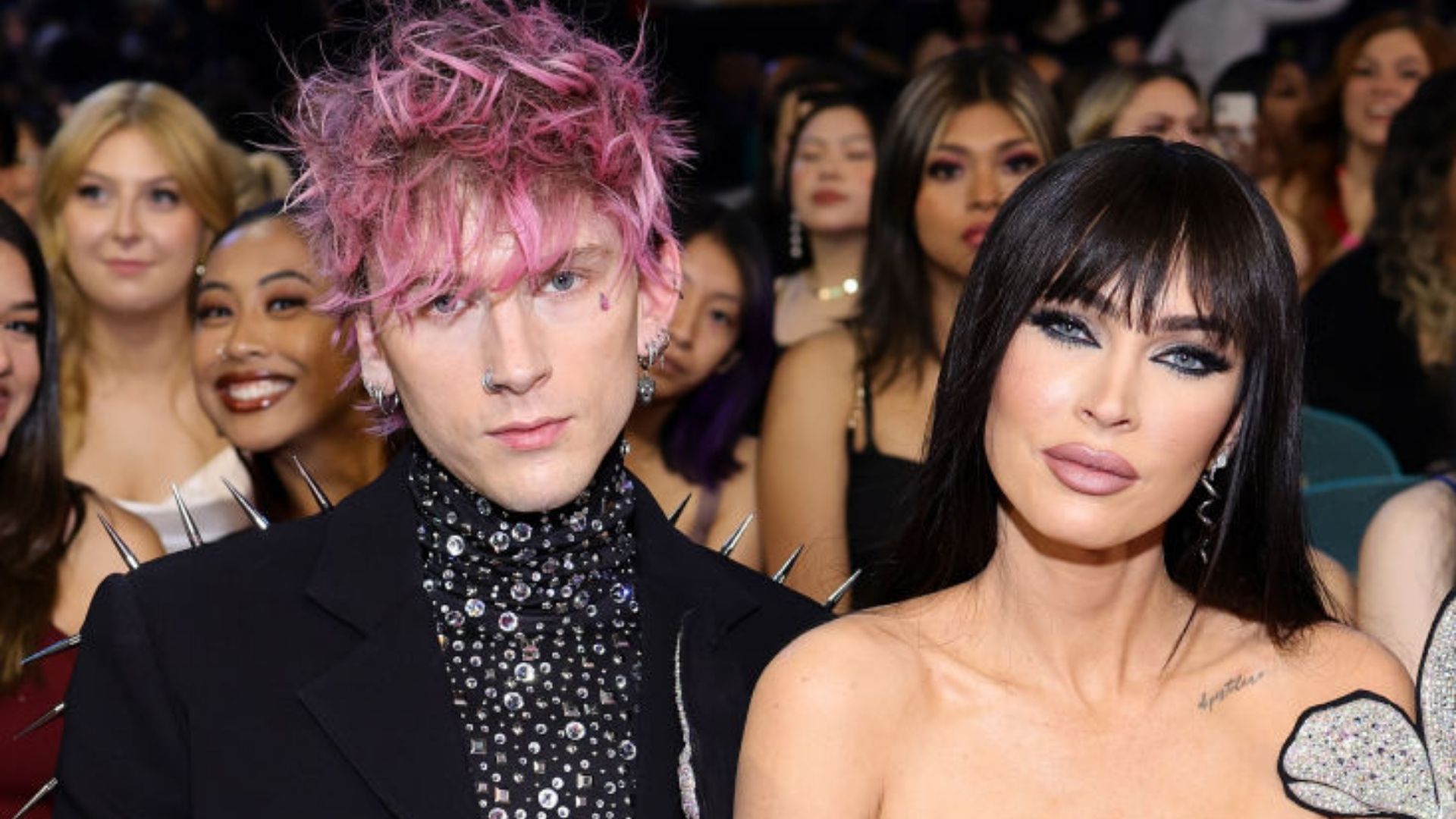 Megan Fox grávida? Machine Gun Kelly levanta rumores no Billboard Music Awards