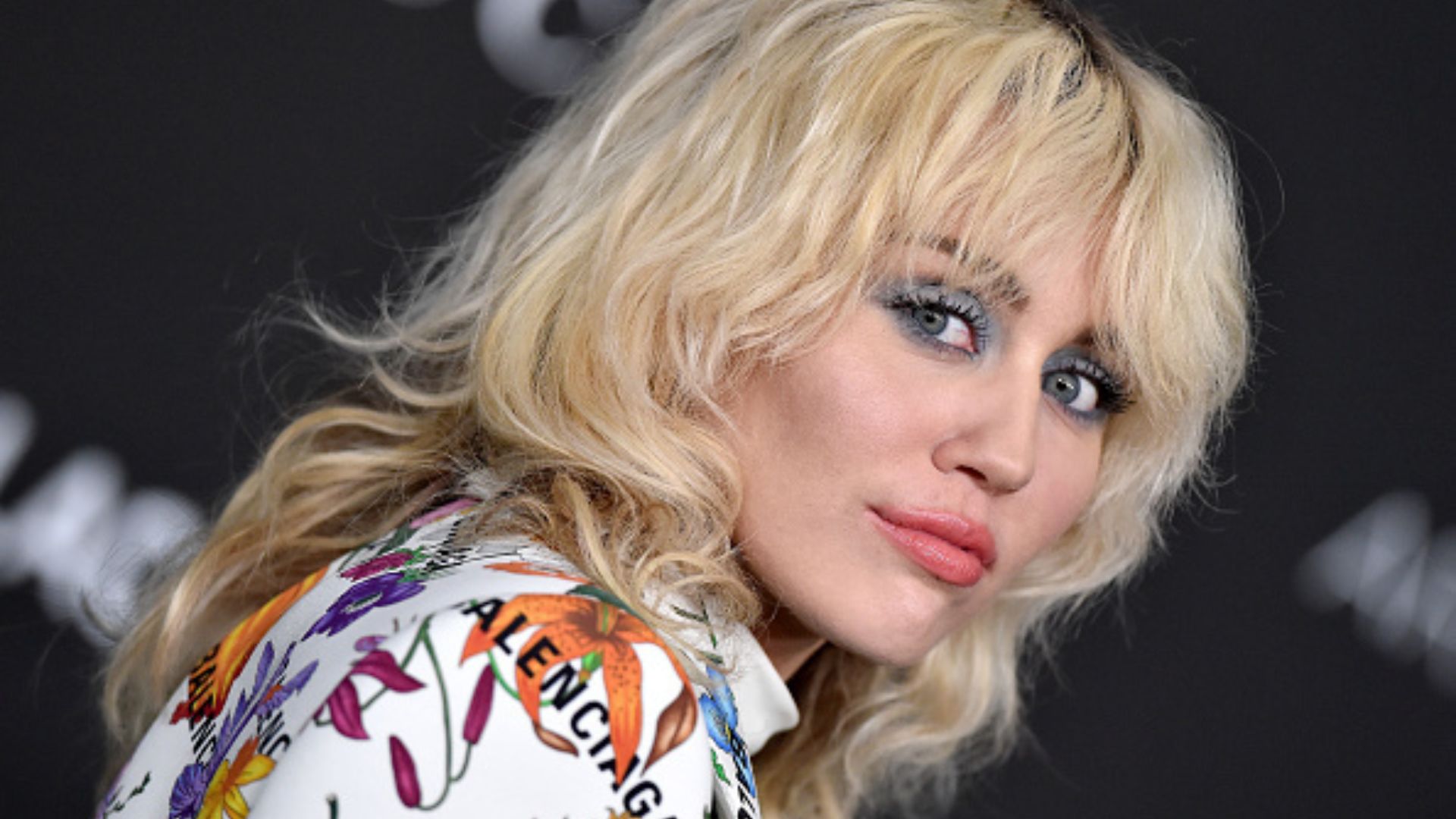 Miley Cyrus fez terapia para lidar com traumas do início da carreira: “Memórias dolorosas”