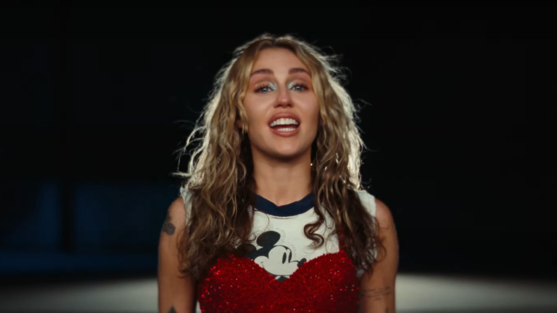 Miley Cyrus lança novo single “Used To Be Young”; assista ao clipe!