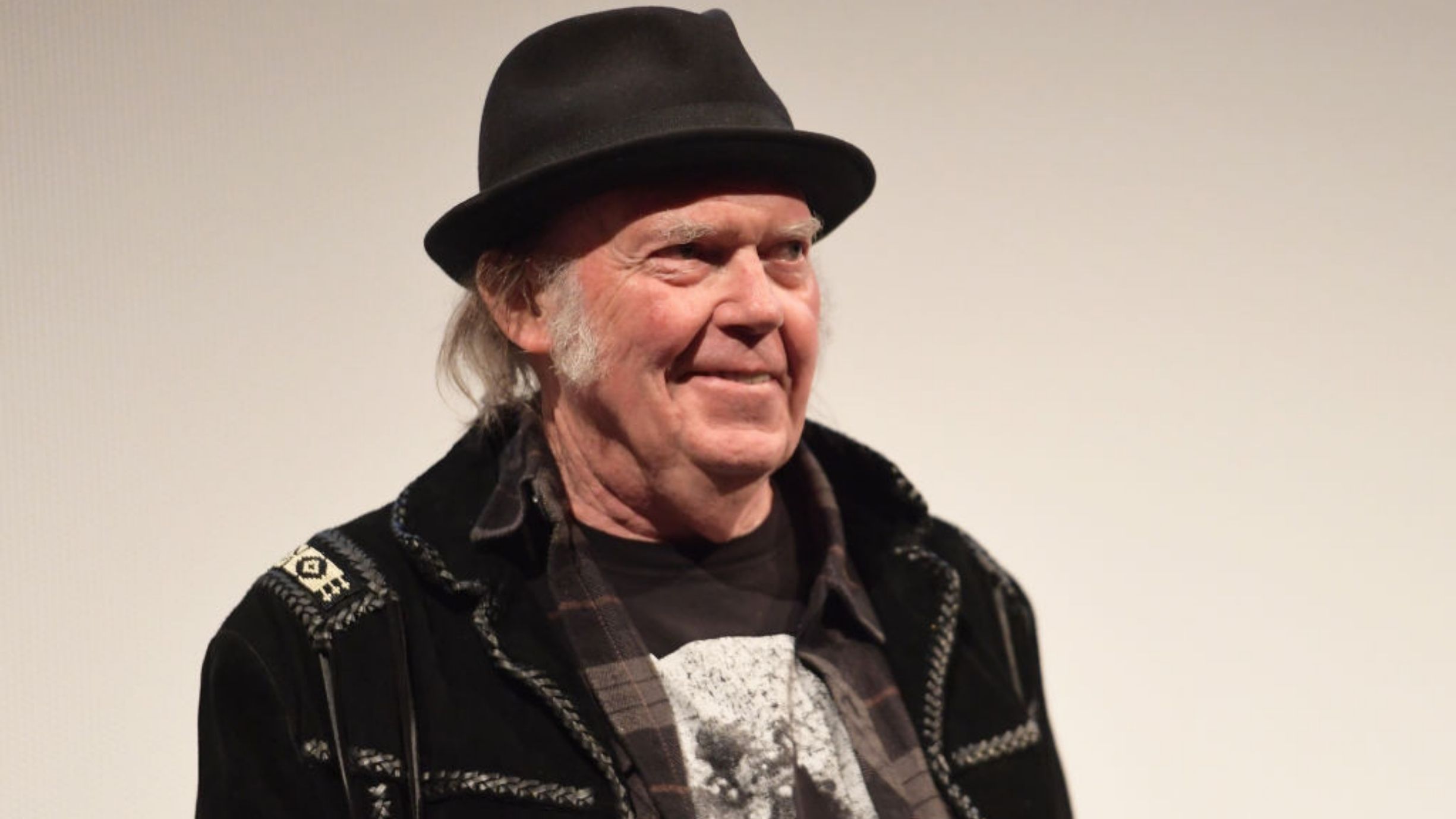 Neil Young treta com Spotify e tem músicas removidas da plataforma